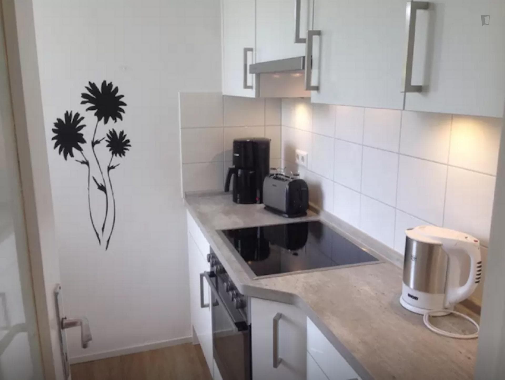 Modern double bedroom close to Paracelsus-Bad metro station photo 1