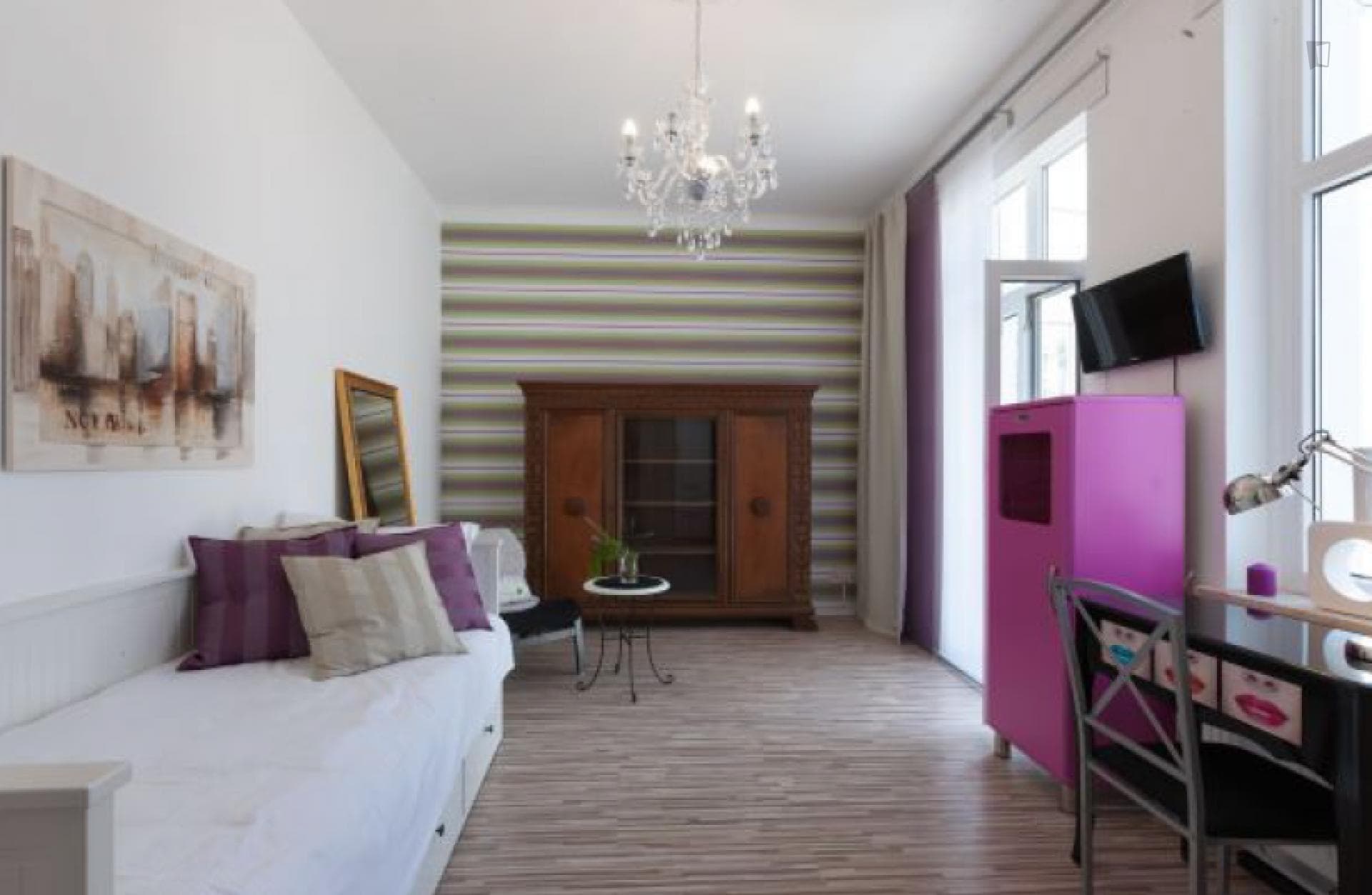 Single bedroom in 8-bedroom house photo 1