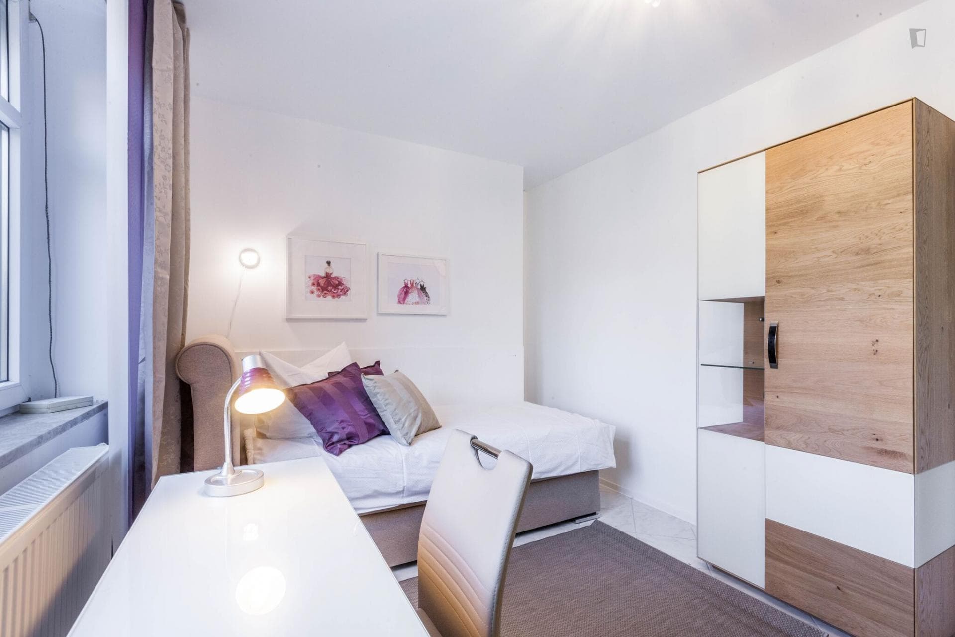 Single bedroom in 10-bedroom apartment photo 1