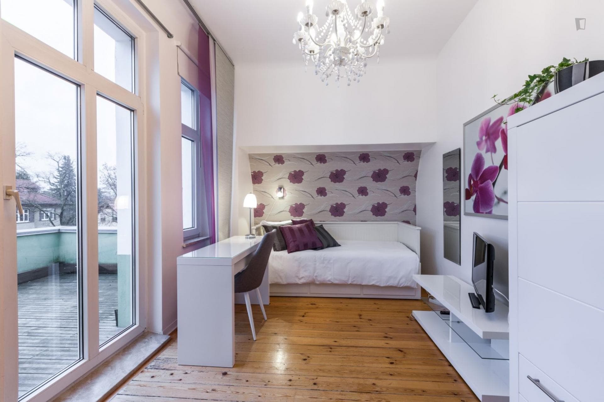 Bright single bedroom in 6-bedroom apartment photo 1