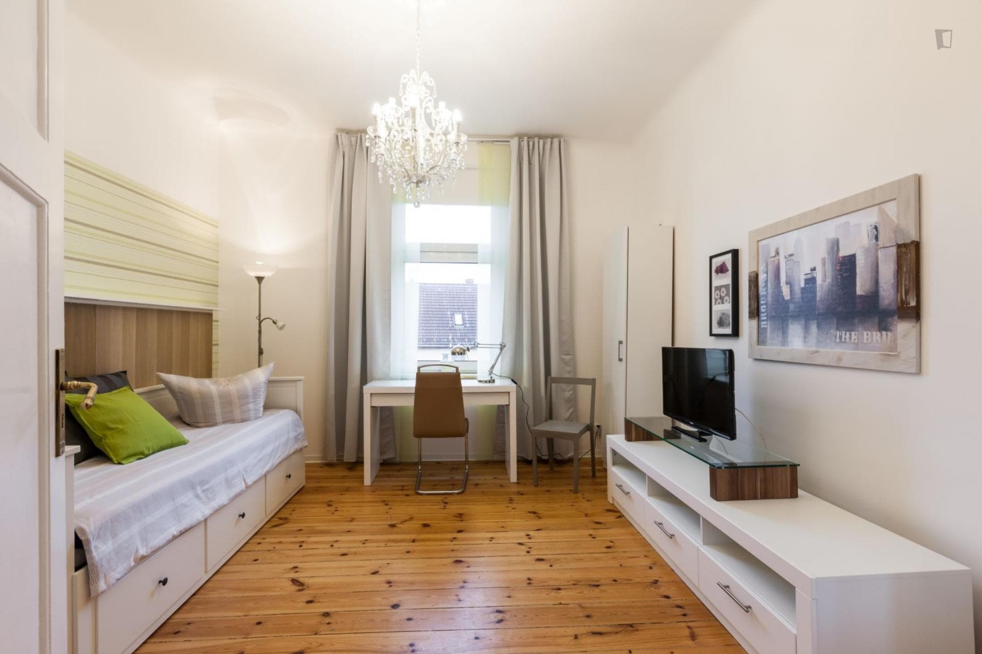 Beautiful single bedroom in 6-bedroom apartment photo 1