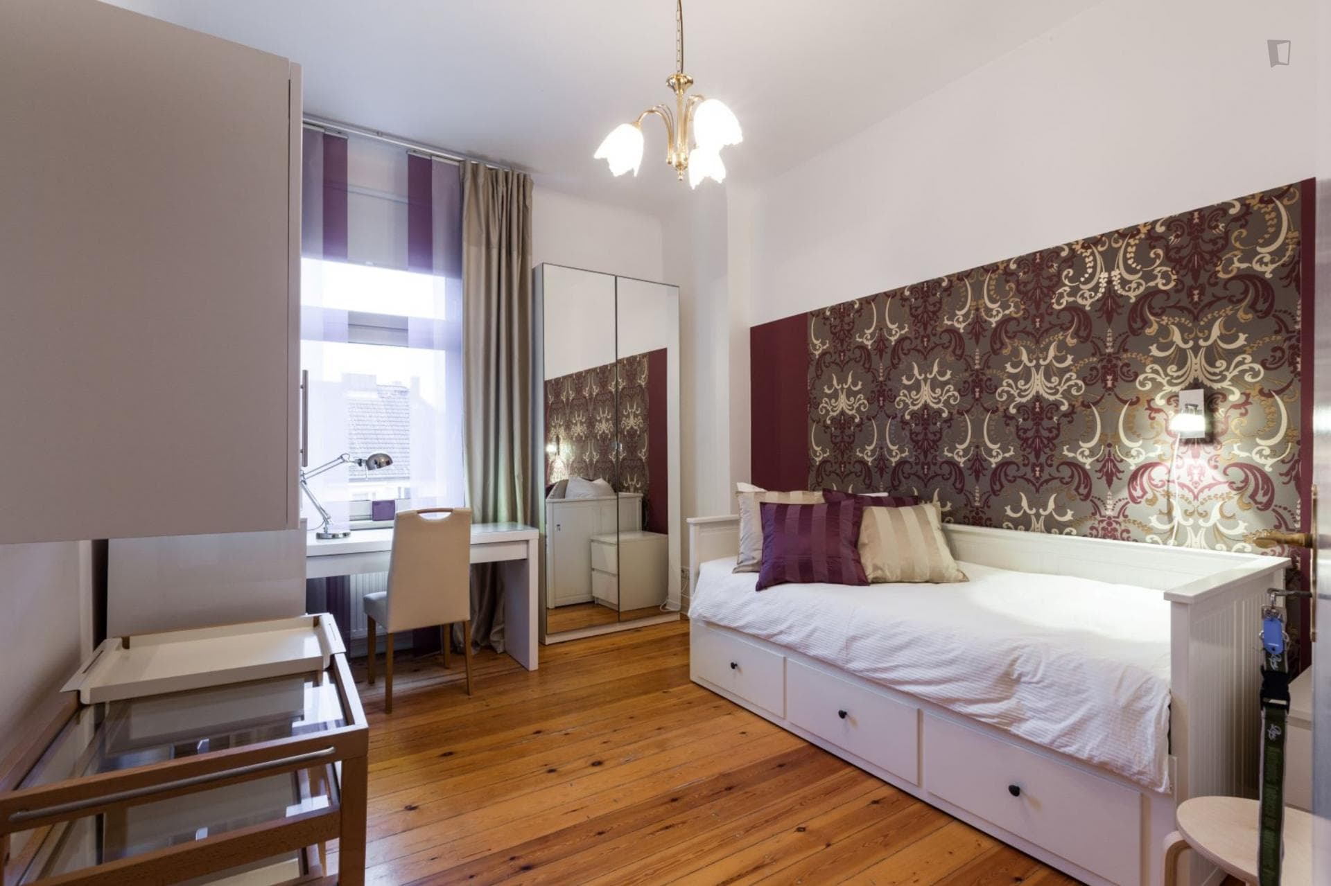 Comfy single bedroom in 6-bedroom apartment photo 1