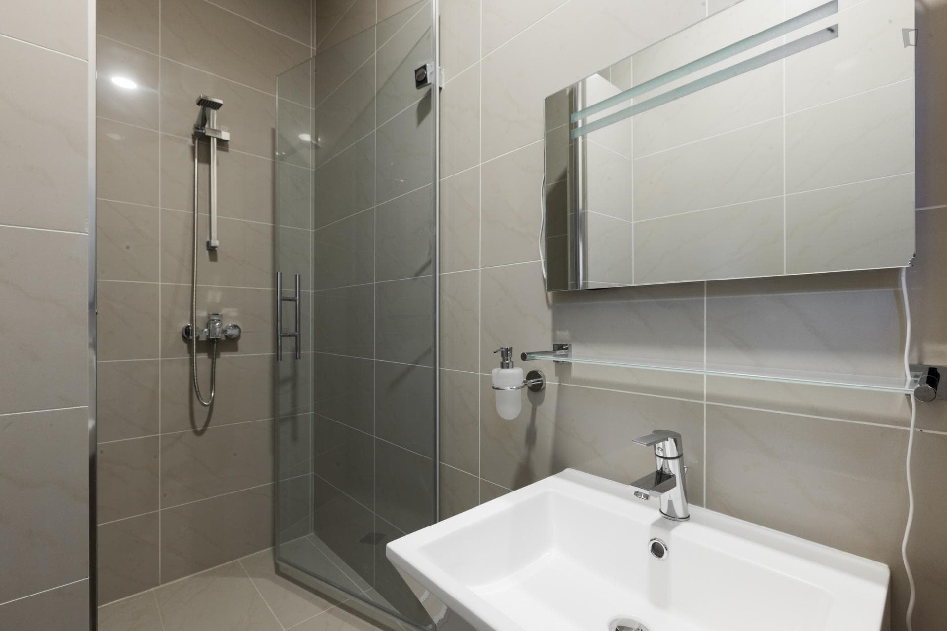 Single bedroom in 6-bedroom house photo 1