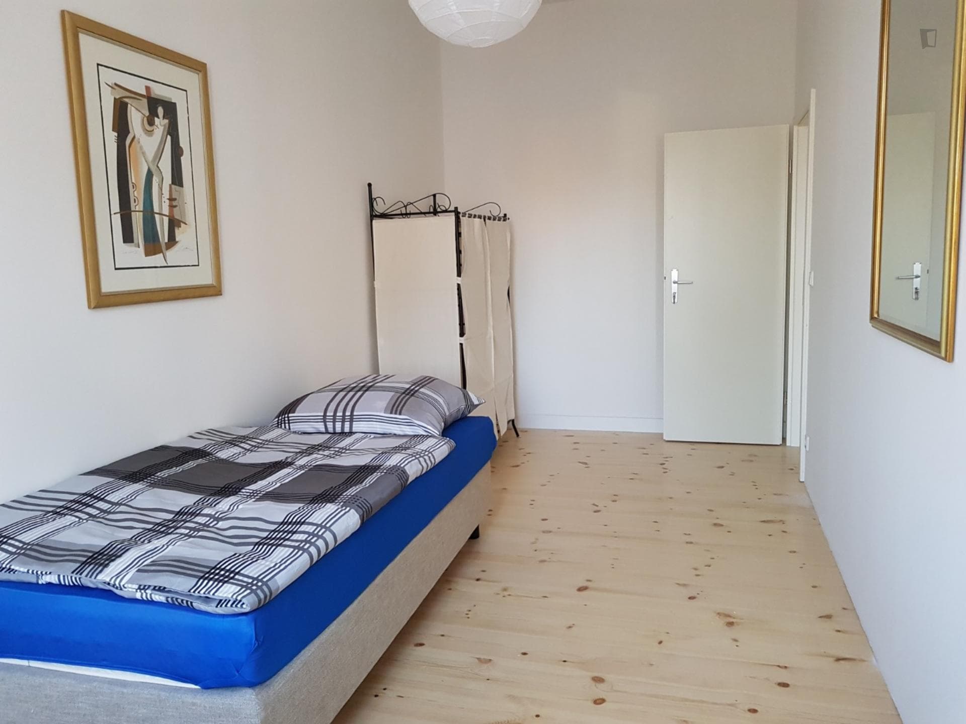Spacious bedroom in a shared apartment in Kreuzberg photo 1