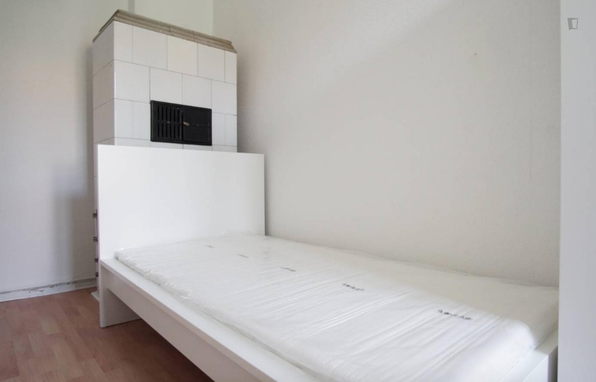 Amazing single bedroom in 6-bedroom apartment in Moabit photo 1