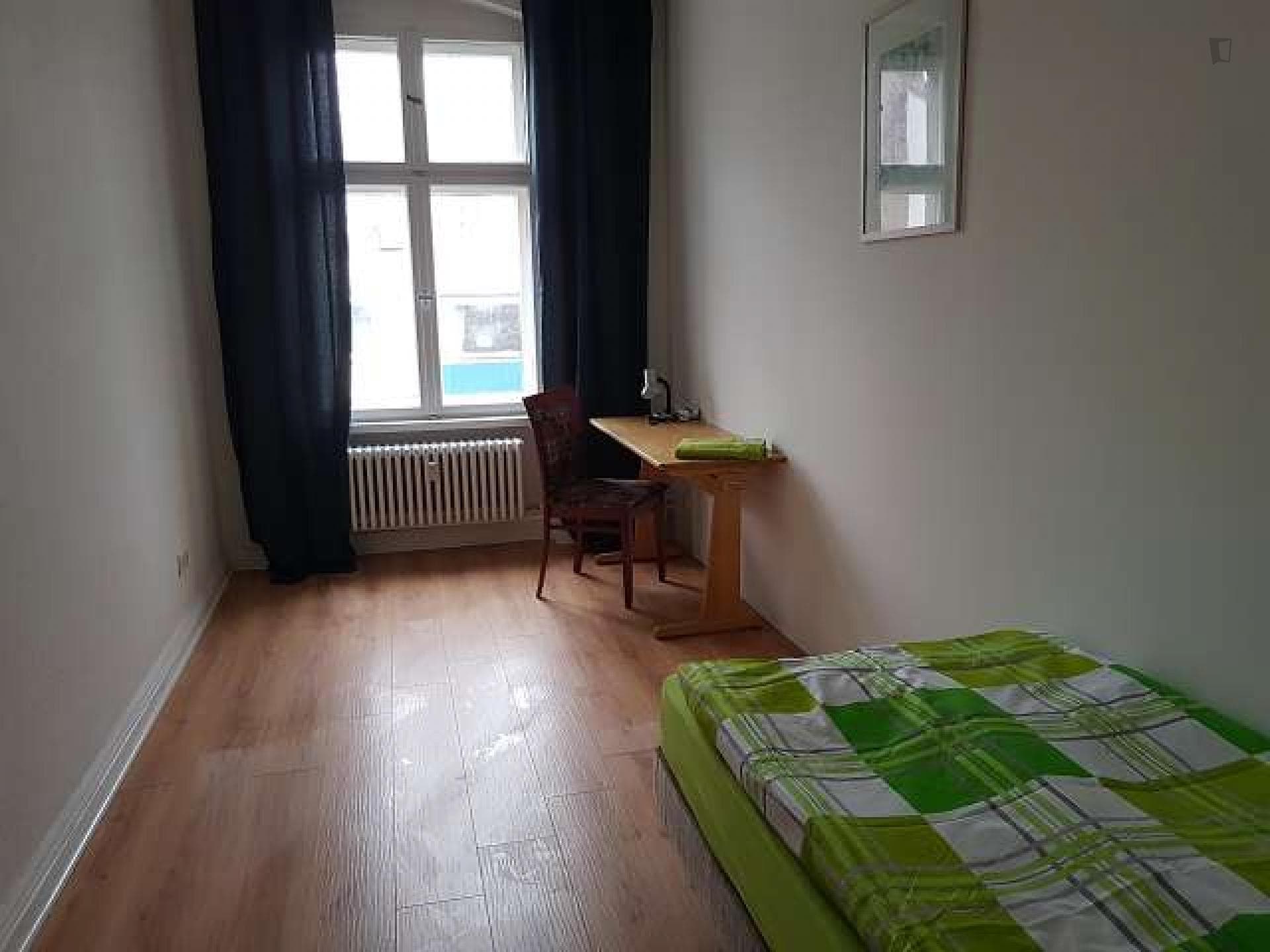 Luminous double bedroom near the Fritz-Schloss Park photo 1