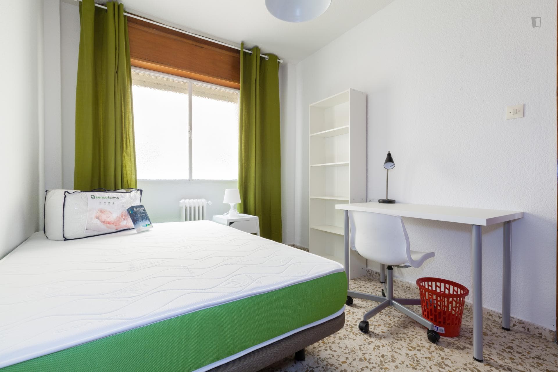 Sunny single bedroom in a flat, close to Universidad de Granada - Campus Fuentenueva photo 1