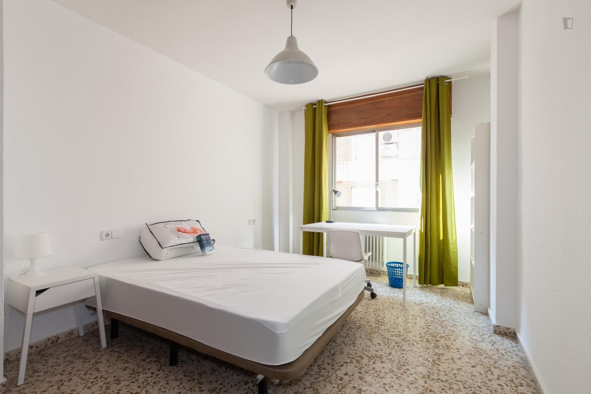 Bright single bedroom in a wide flat, close to Facultad de Derecho photo 1