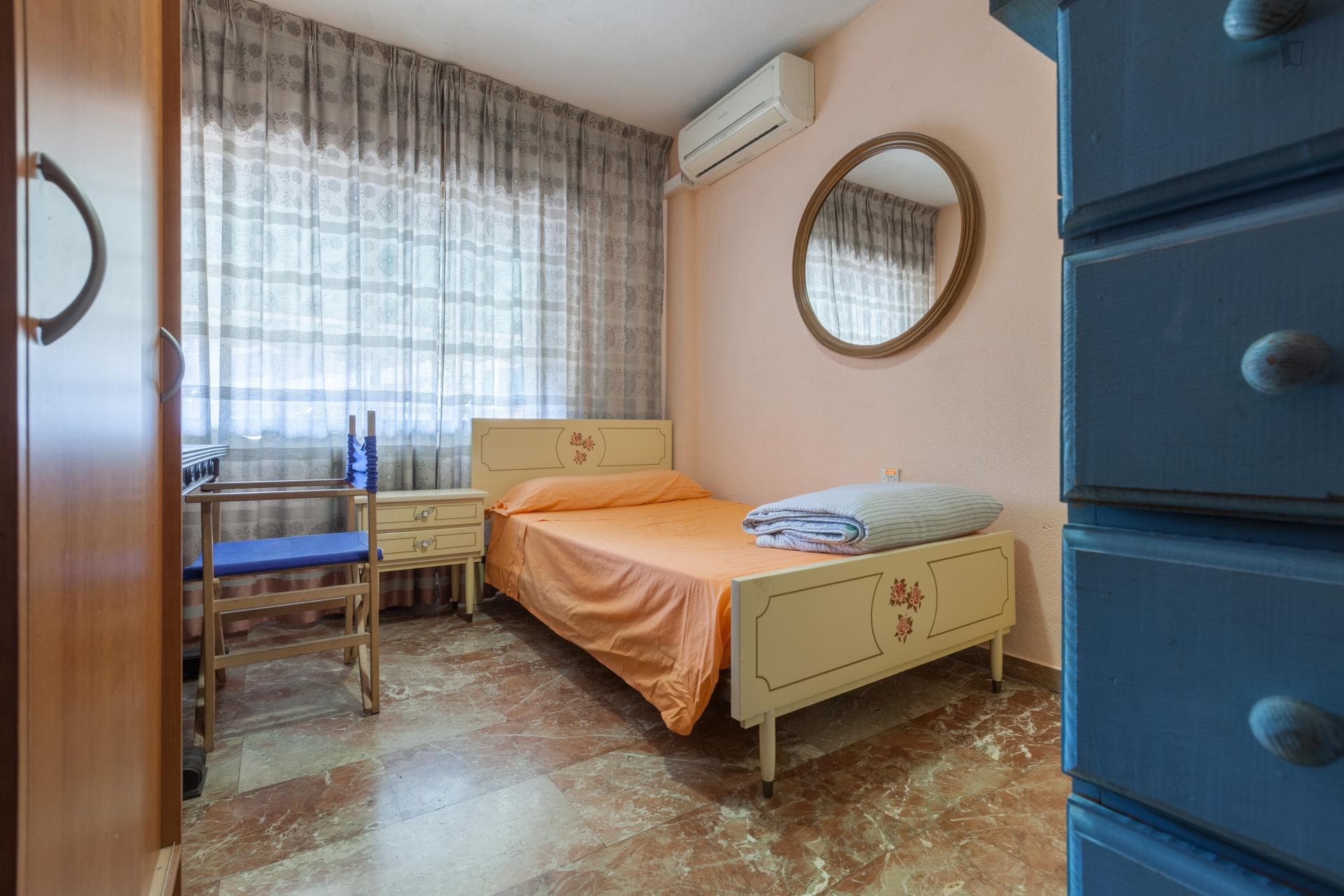 Charming single bedroom, near the University of Granada-Campus Fuentenueva with full board photo 1