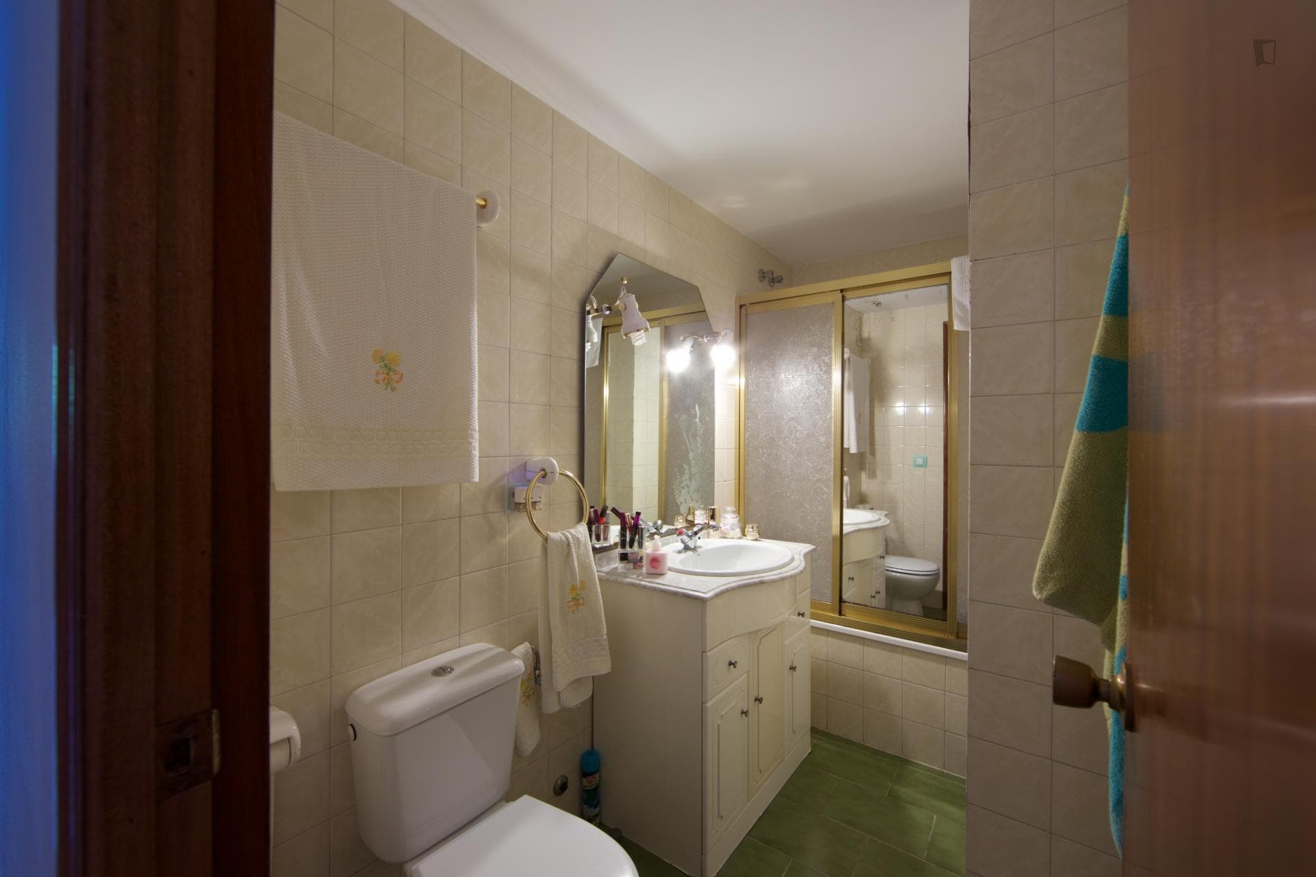 Single bedroom for female tenants in a 4-bedroom apartment in Parque Azahara photo 1
