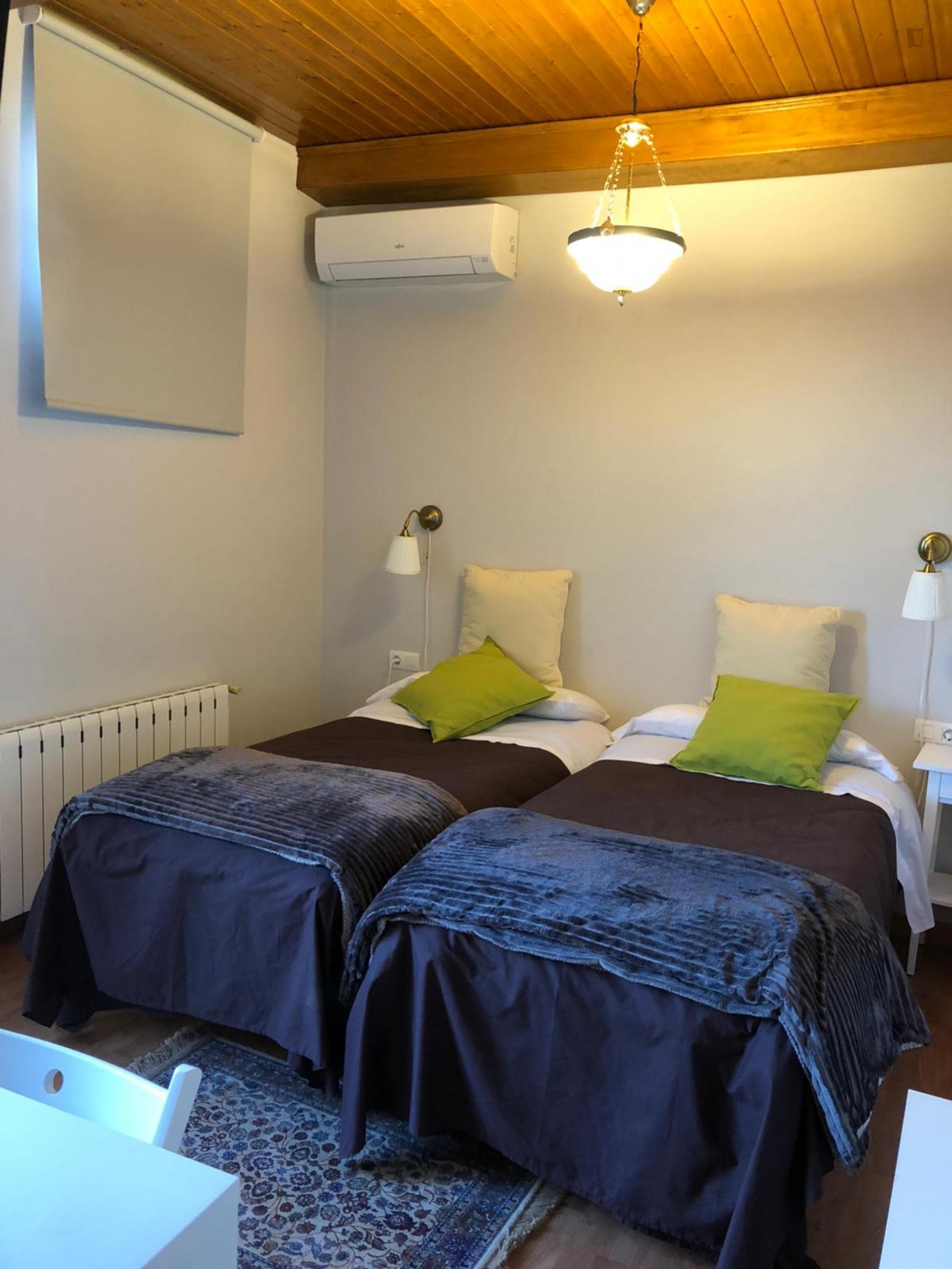 Nice twin bedroom near Plaza Andalucia photo 1