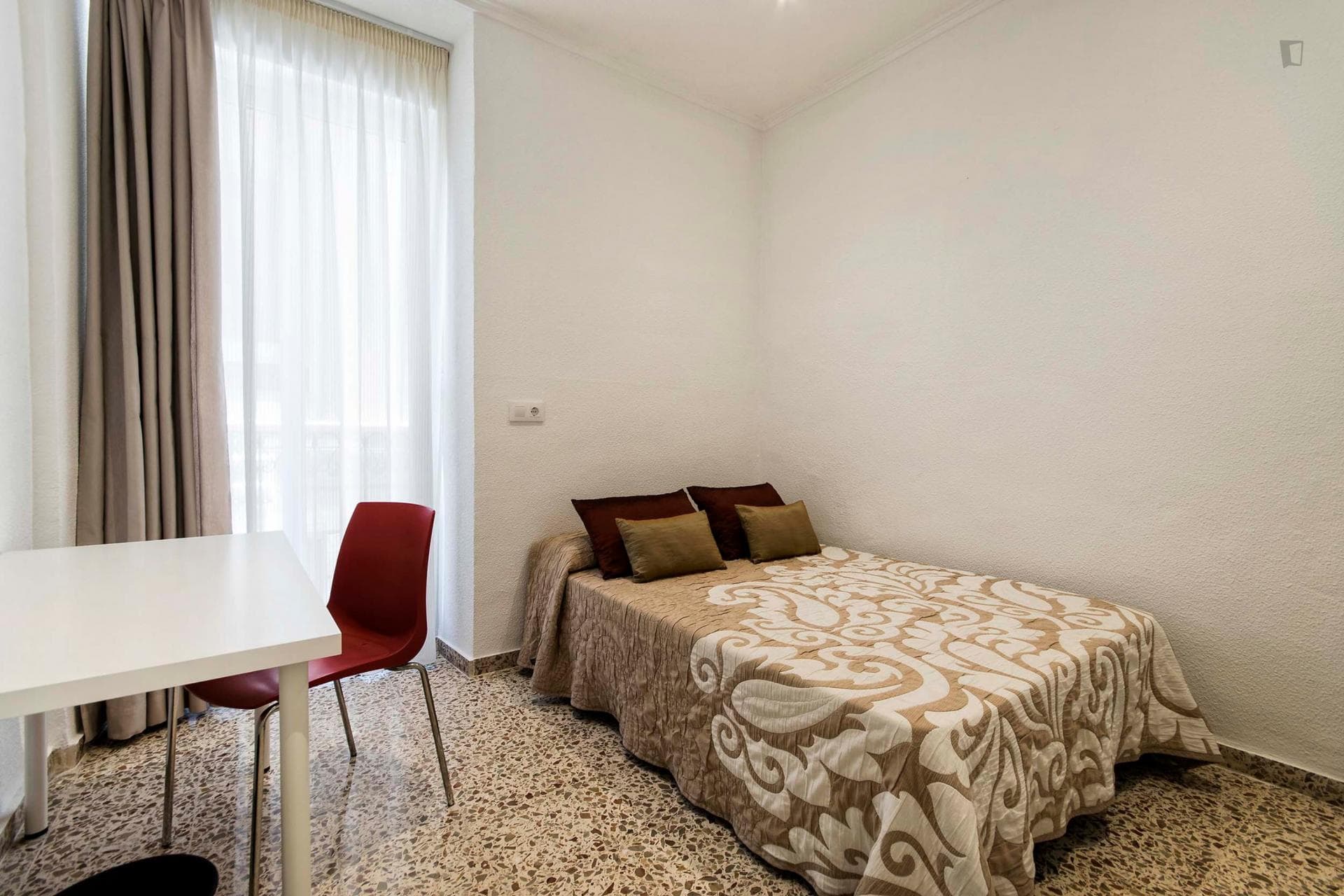 Beautiful double bedroom in a 3-bedroom apartment photo 1