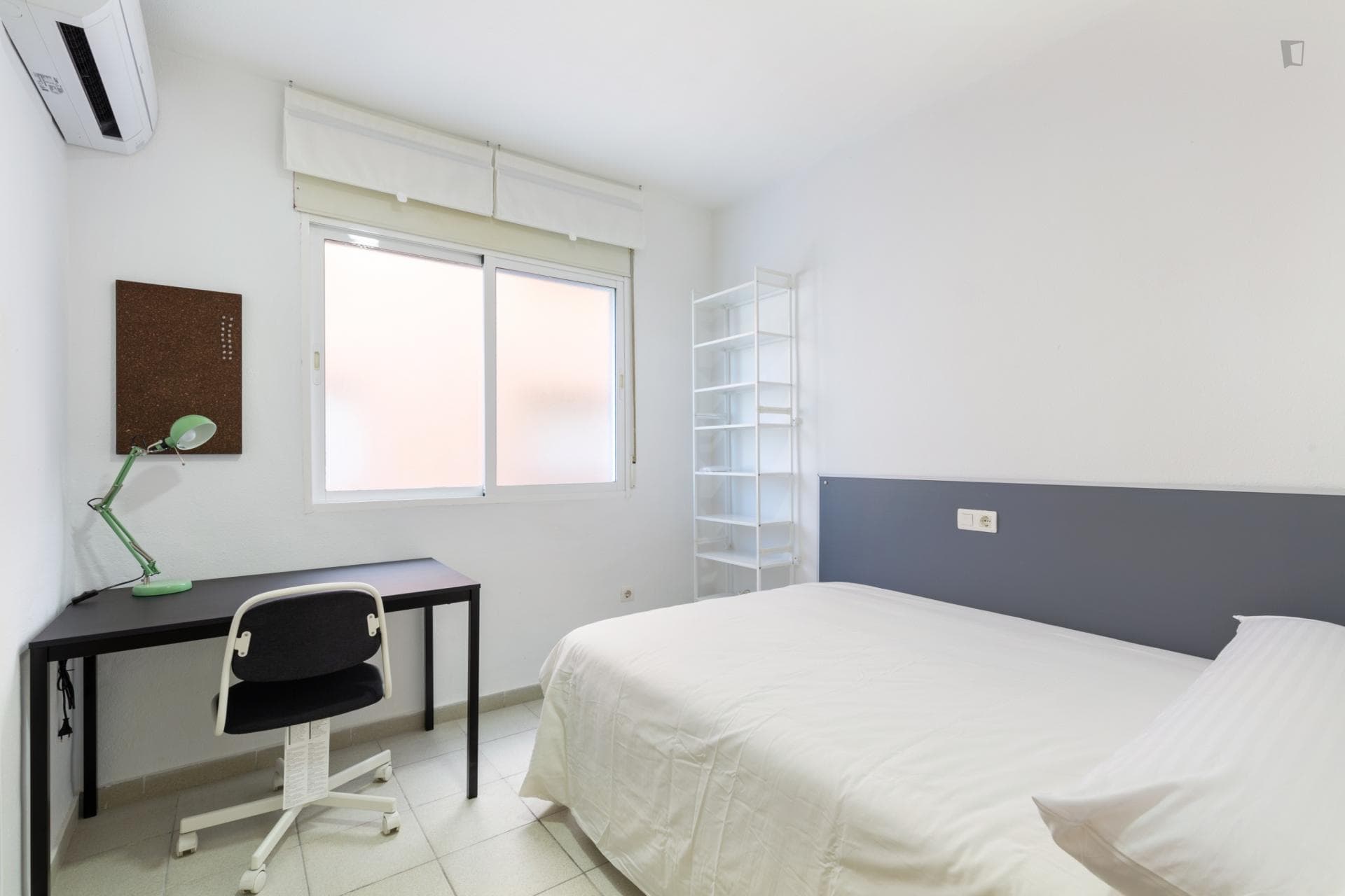 Habitaciones, con terraza exterior. A 50 mts del Mercadona y del Metro photo 1