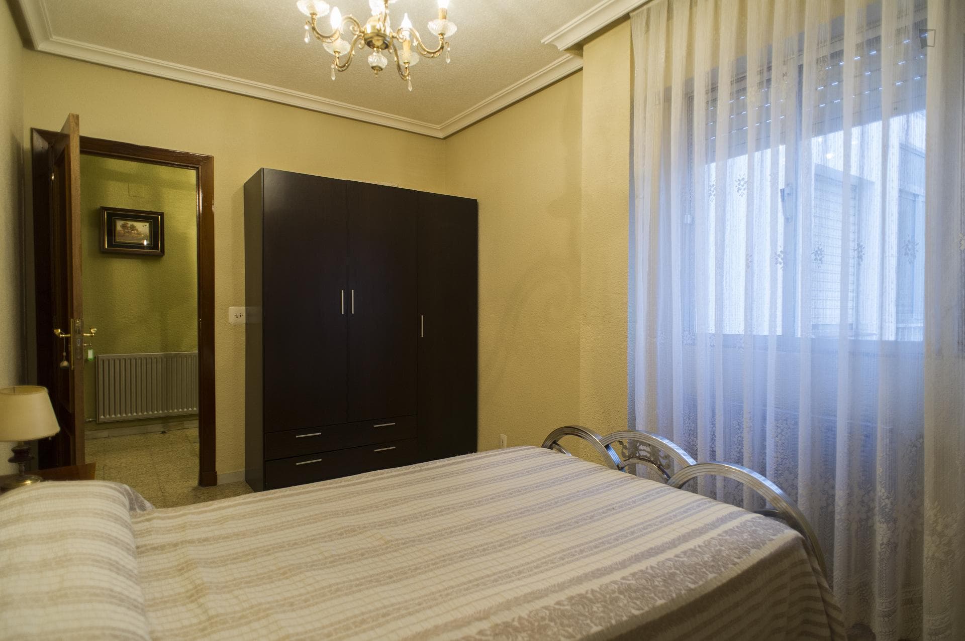 Pleasant double bedroom near Salamanca train station photo 1