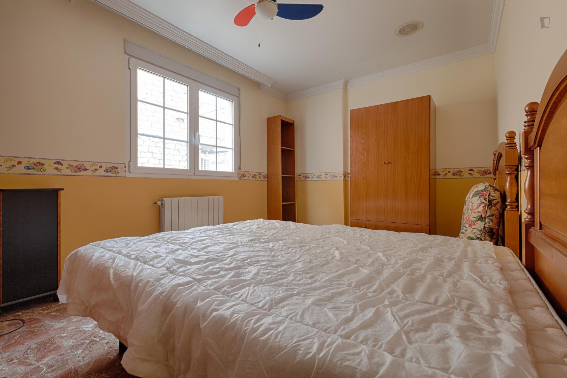 Neat and cosy twin bedroom in a 3-bedroom flat, in Cenes de la Vega photo 1