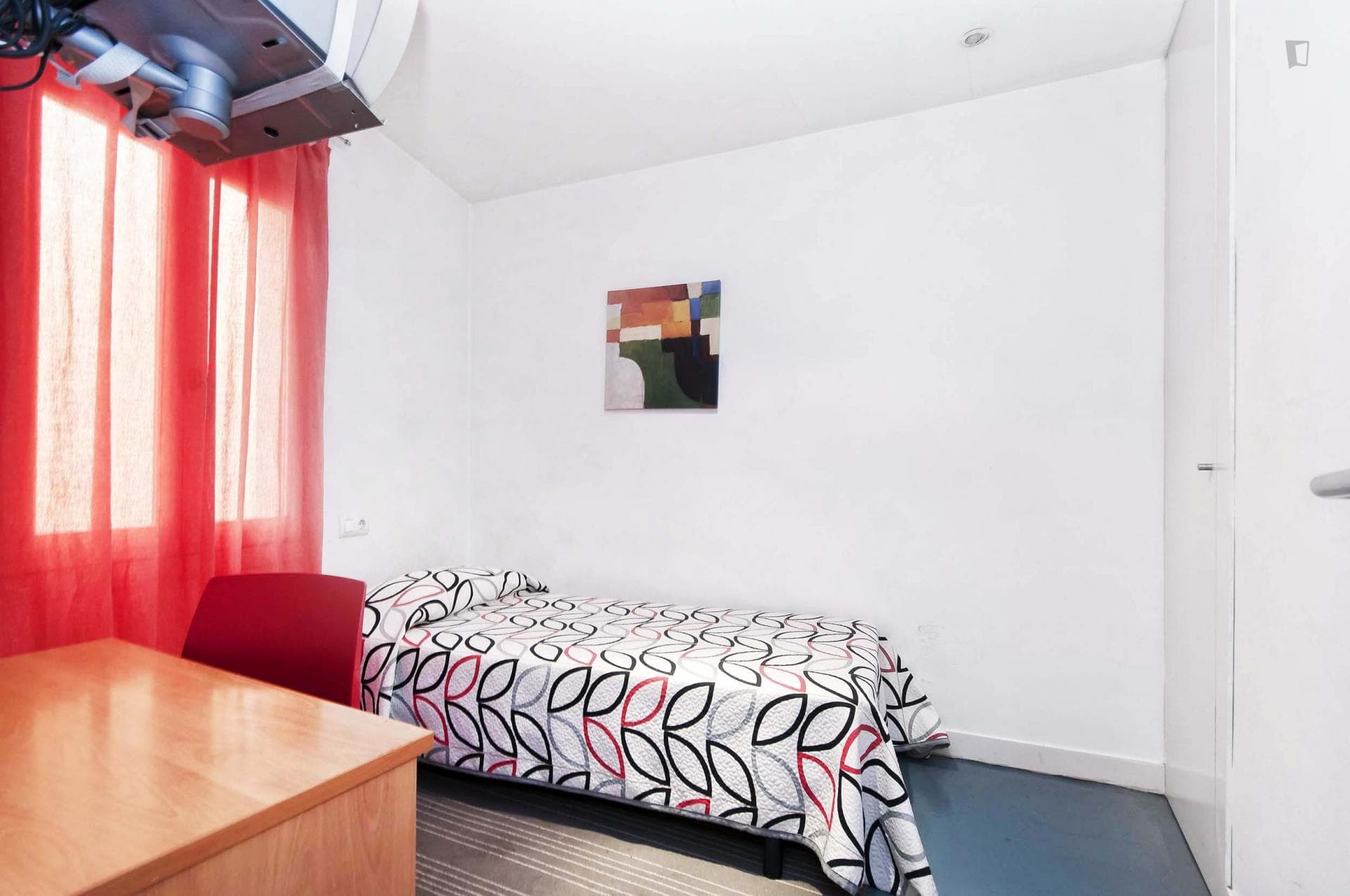 Nice single bedroom next to Castell de la Santa Bàrbara photo 1