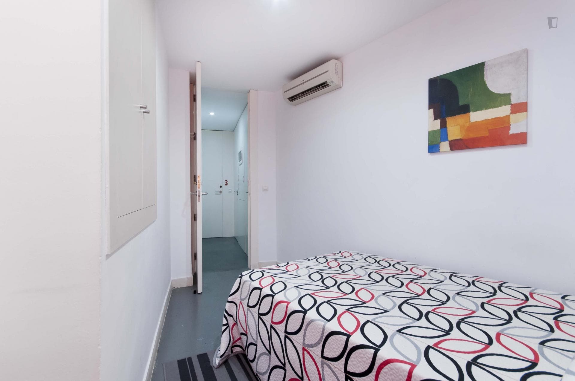 Spacious double bedroom in a seven bedroom apartment, in the centre of Alicante photo 1