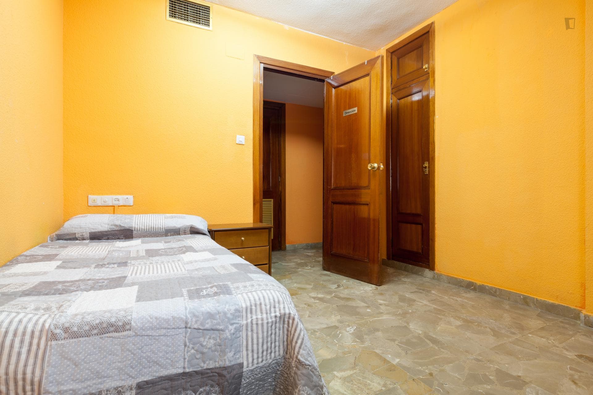 Really cool 3-bedroom apartment near the Fuentenueva campus of the Universidad de Granada photo 1