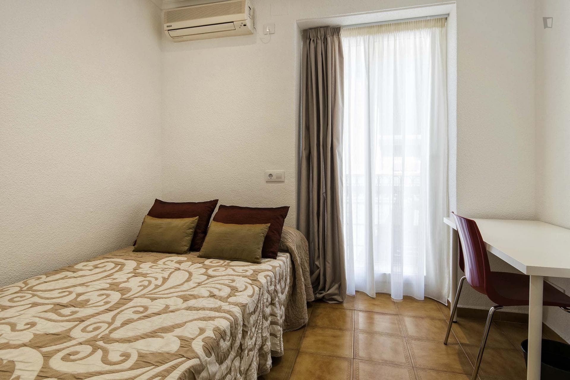 Appealing double bedroom near the Alicante Marina photo 1