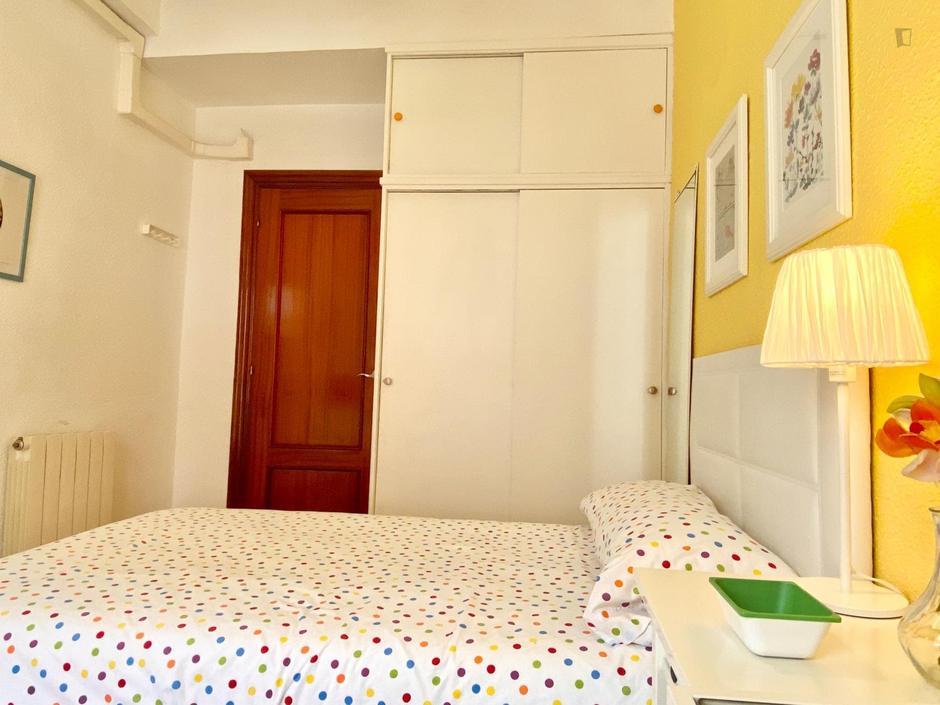 Great double bedroom with a balcony photo 1
