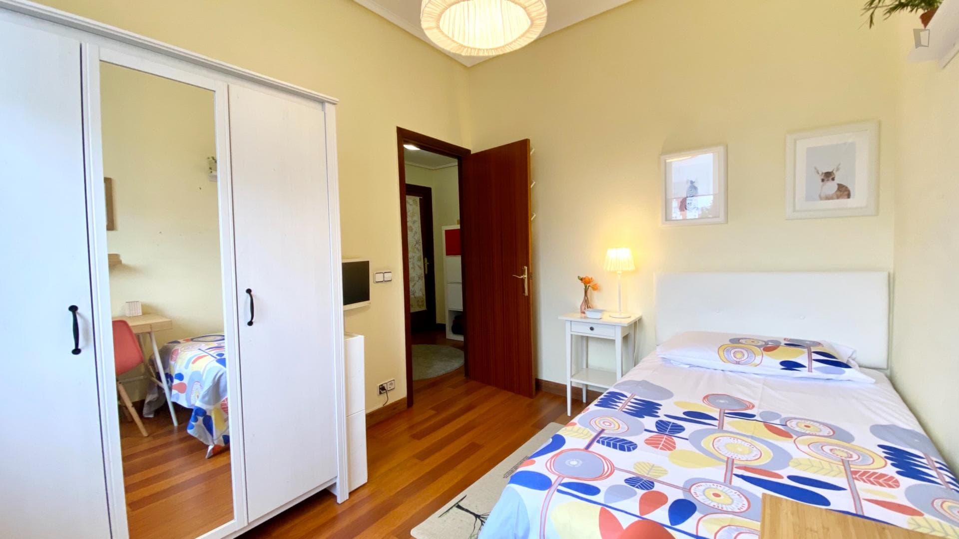 Single bedroom in 4-bedroom apartment photo 1