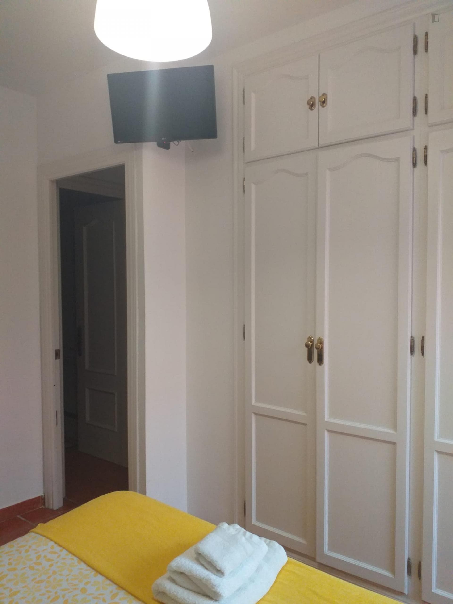 Comfy double bedroom in a 5-bedroom house in Hacienda Paredes photo 1