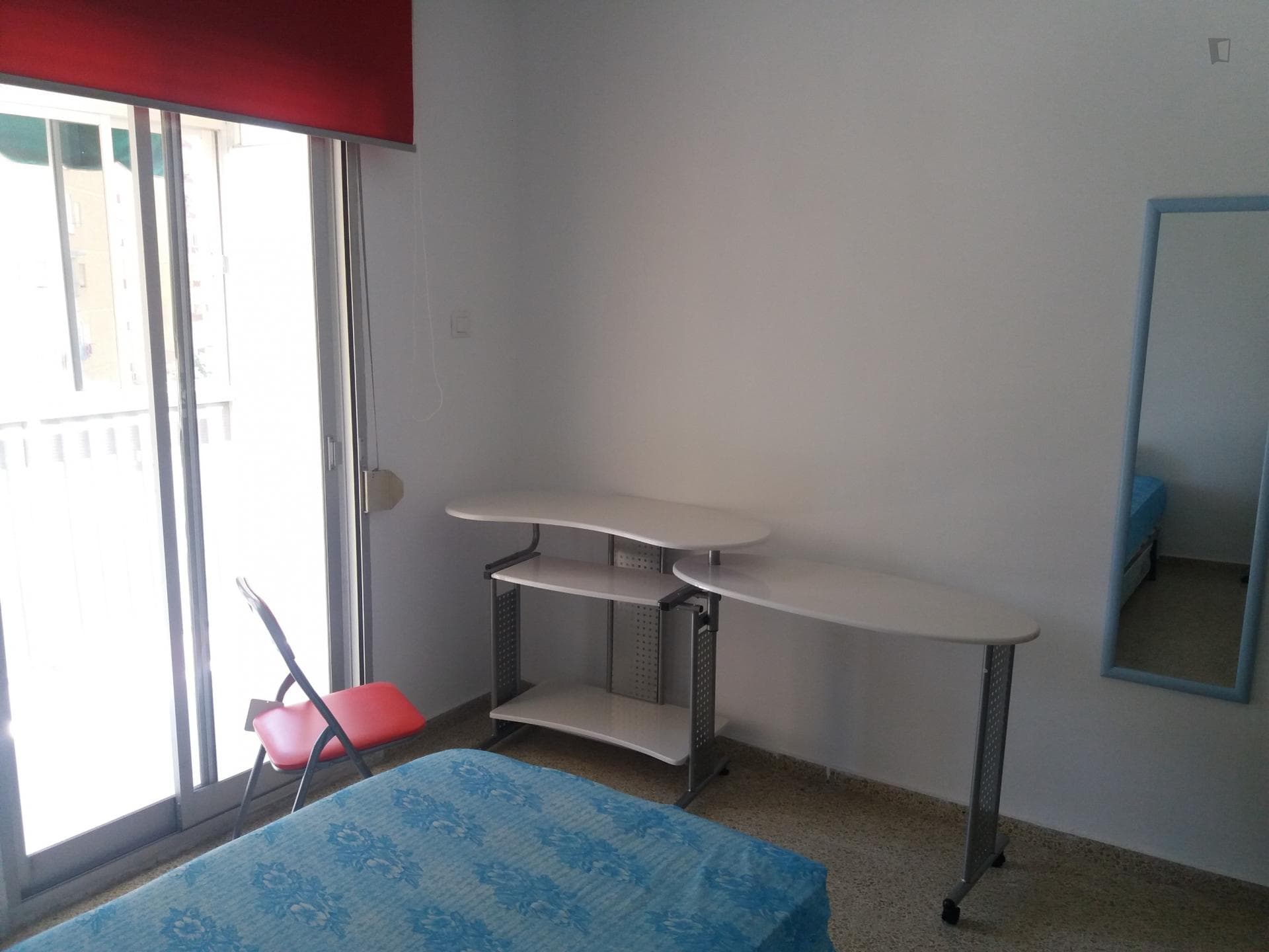 Single bedroom in 3-bedroom house photo 1