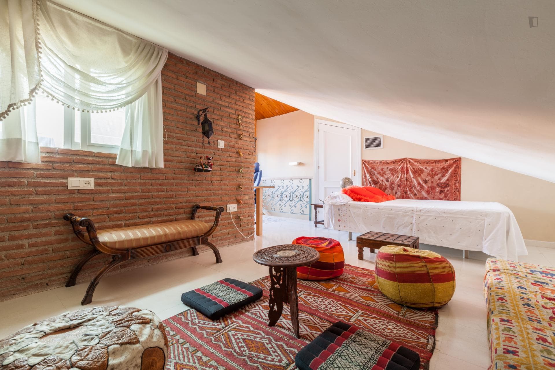 Room in an impressive house, near the University Campus, Albaicín in the center of Granada. photo 1