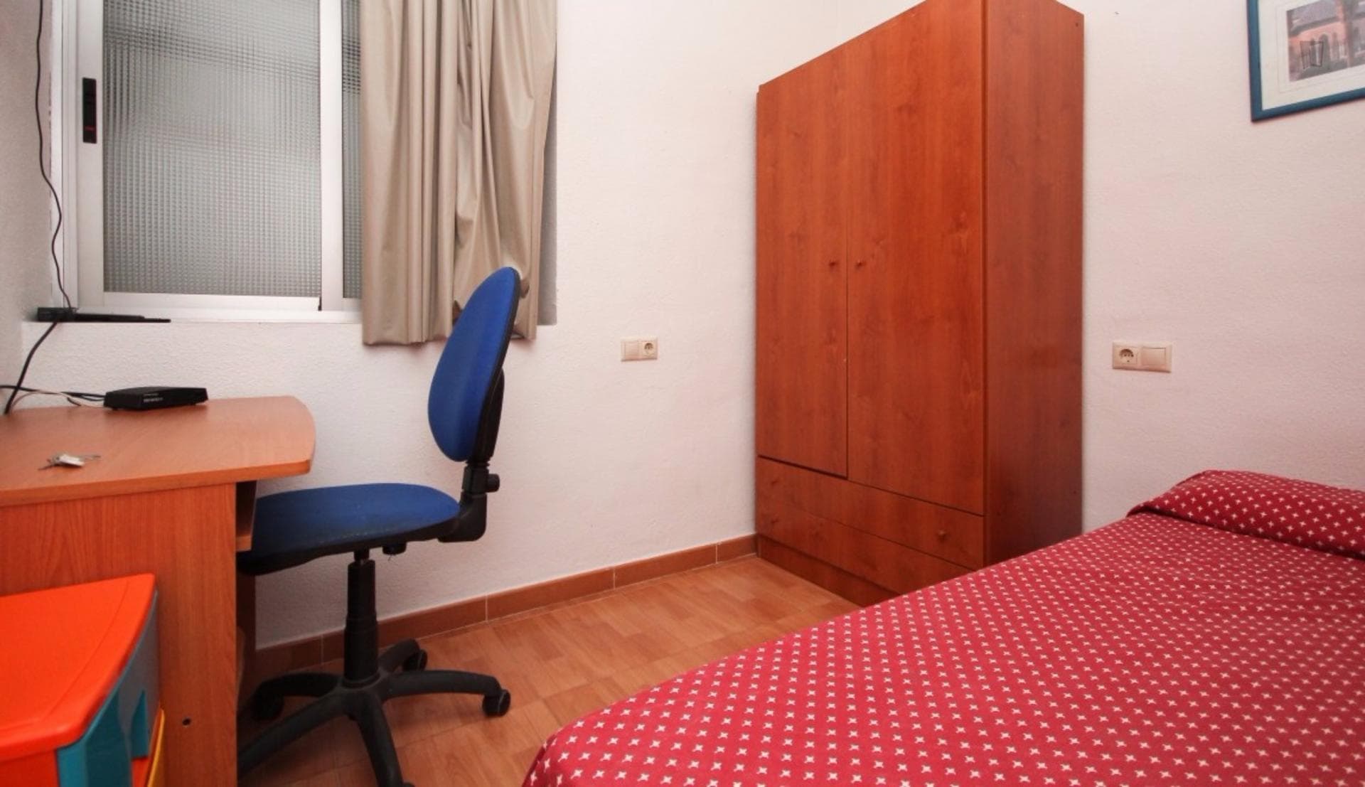 Warm single bedroom in a student flat near the Granada Cathedral photo 1