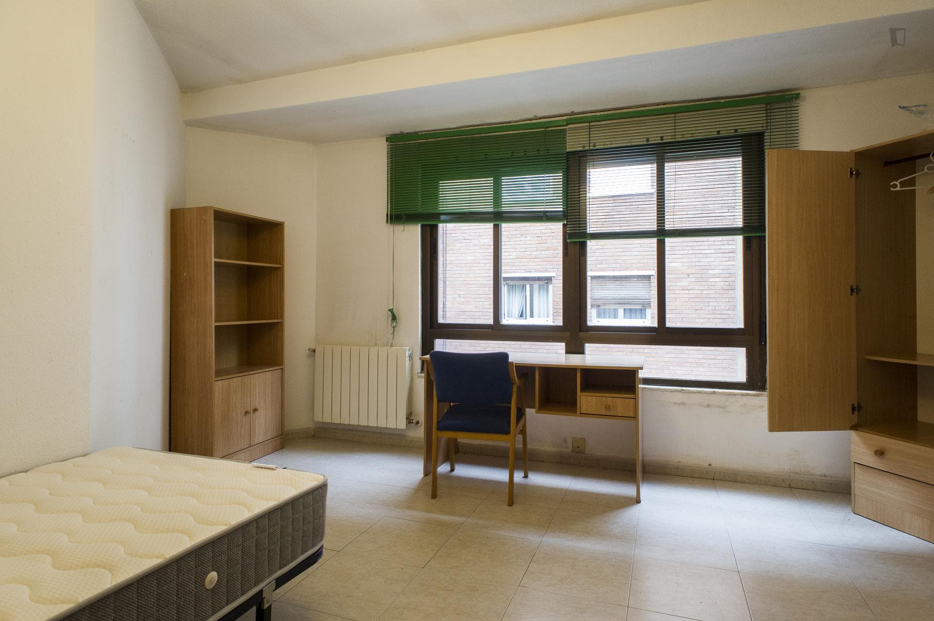 Roomy single bedroom in a 6-bedroom flat, near the centre photo 1