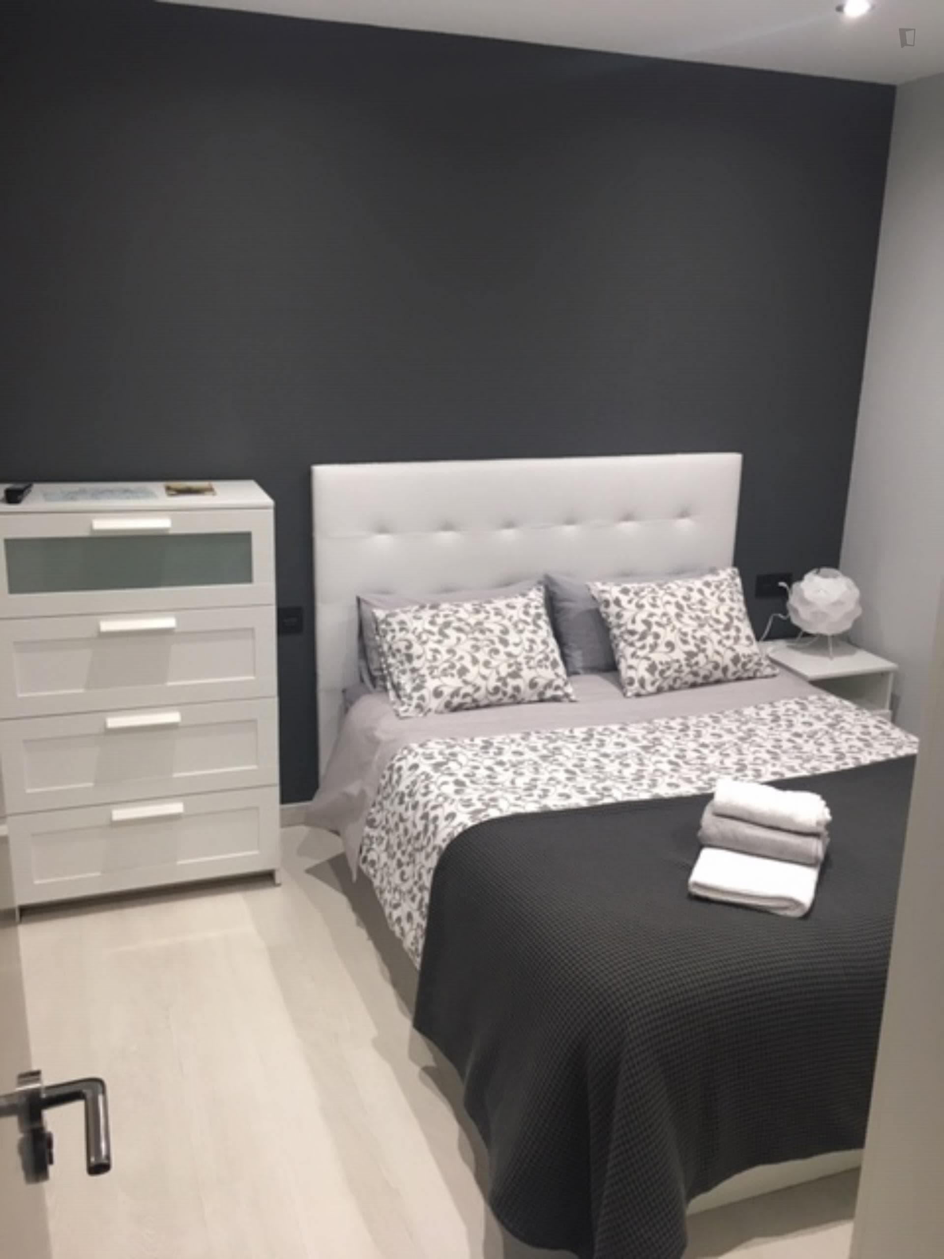 Double bedroom in 3-bedroom house photo 1