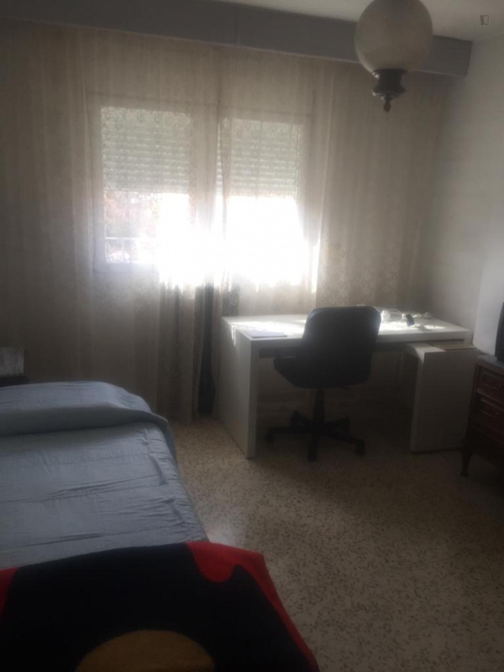 Single bedroom in 4-bedroom apartment photo 1