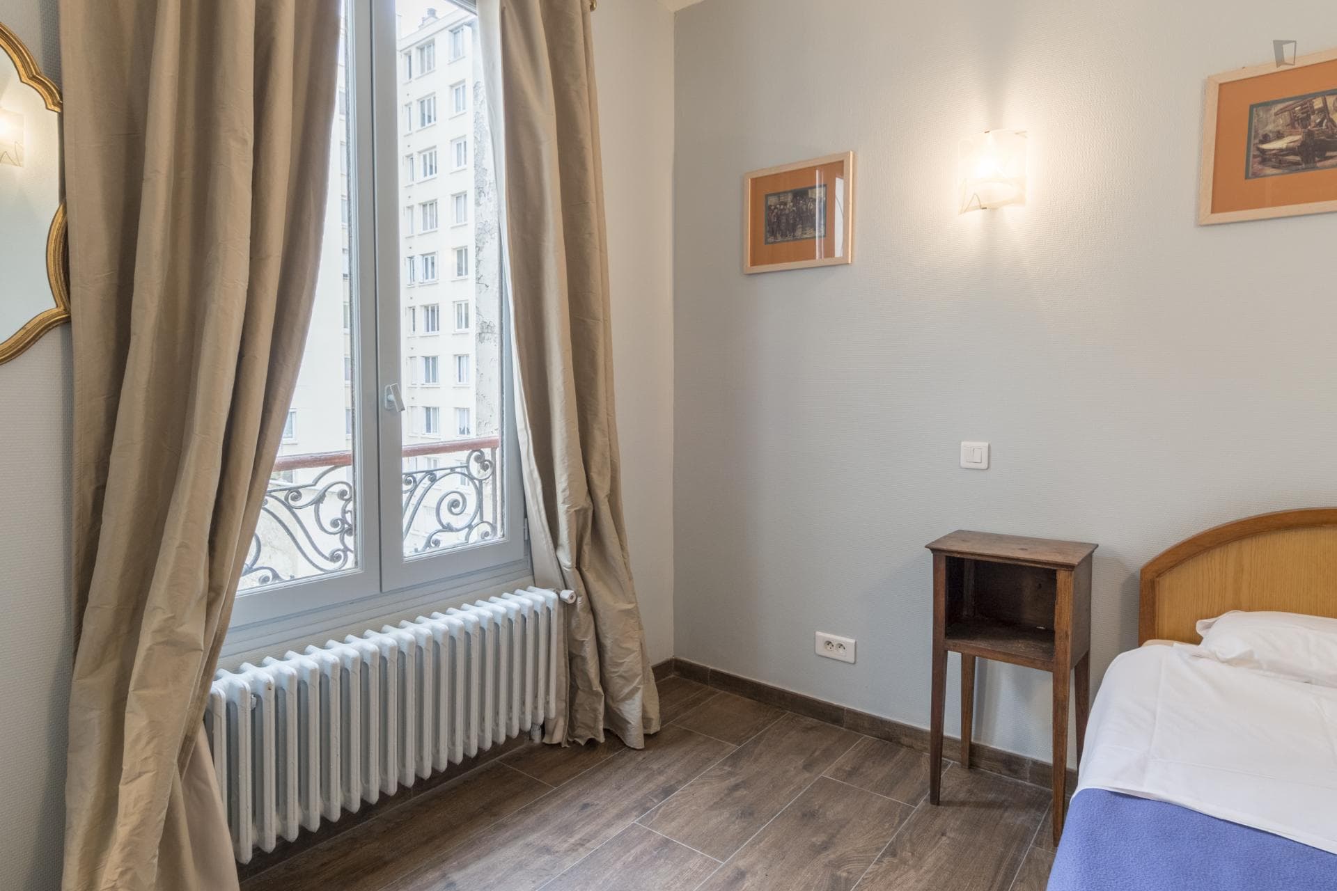 Comfortable single bedroom with WC in a hotel, close to Paris College Of Art photo 1