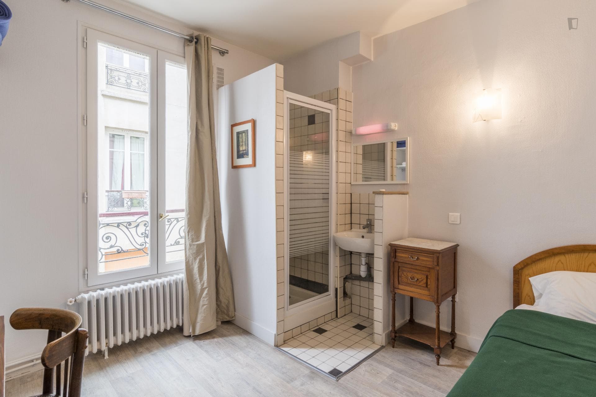 Bright single ensuite bedroom in a hotel, in the 18th arrondissement photo 1