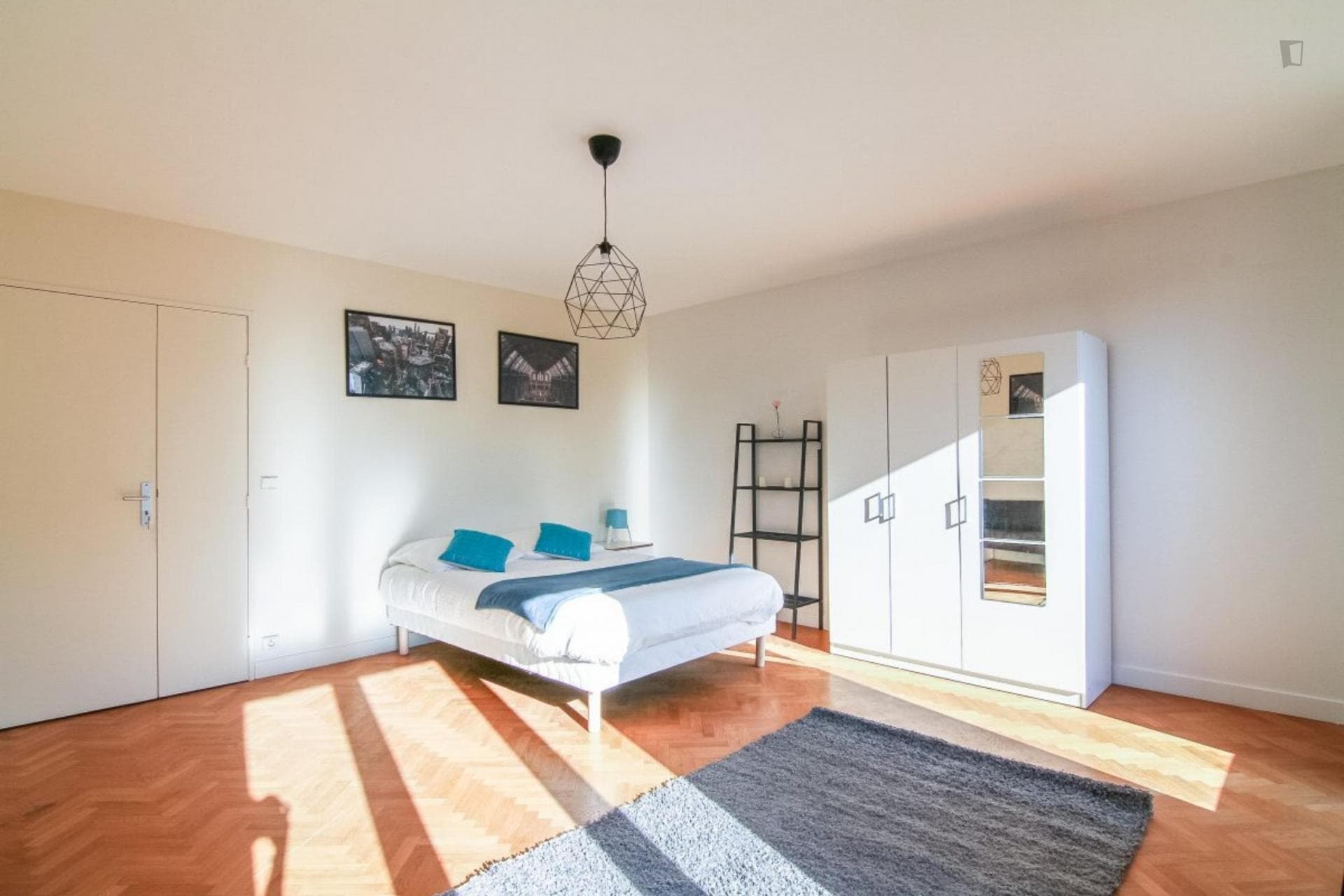 Large bright room - 23m² - RU10 photo 1