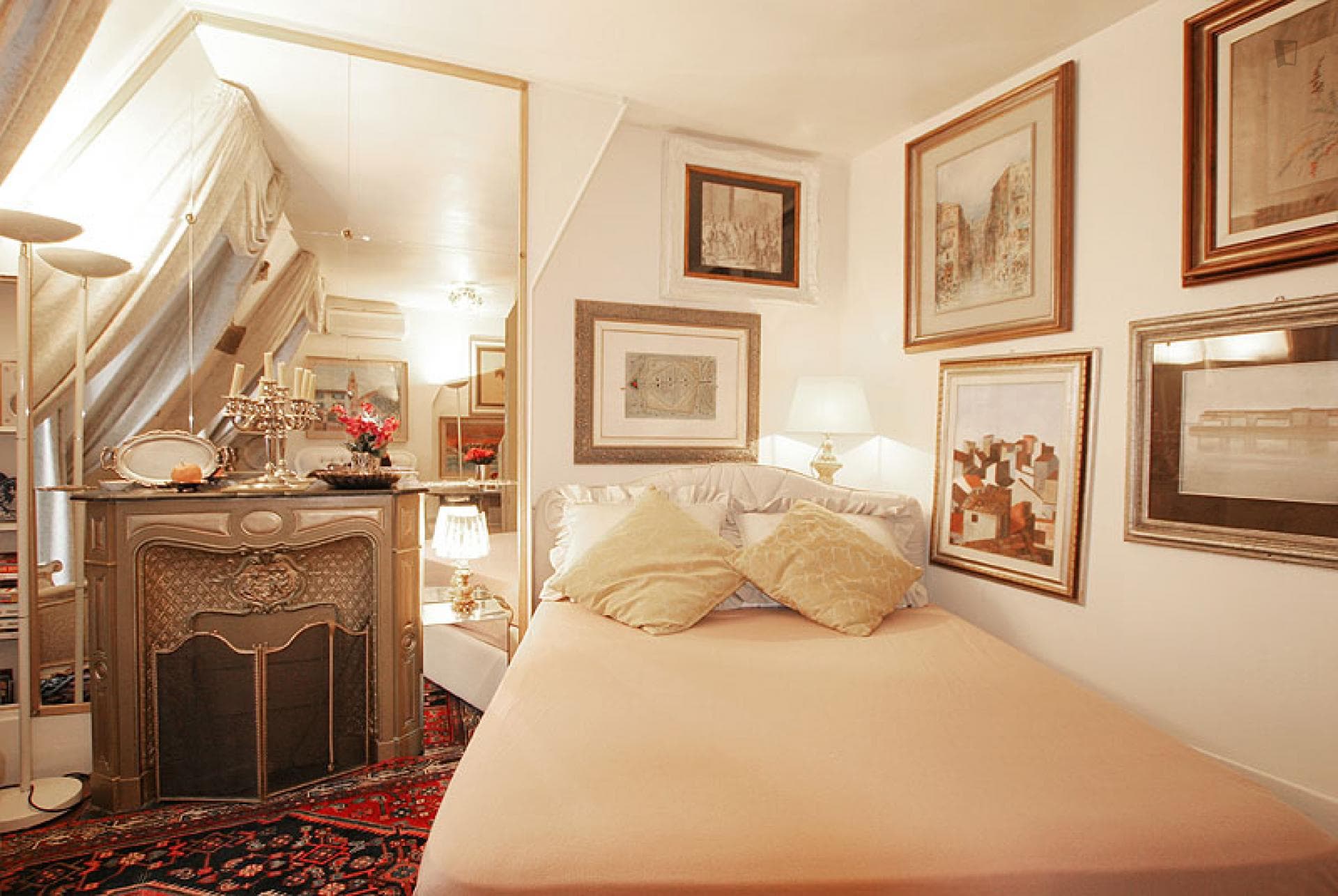 Posh studio flat near Rambuteau metro station photo 1