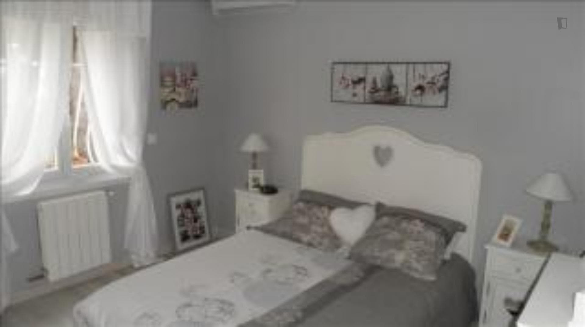 Double bedroom in 1-bedroom house photo 1