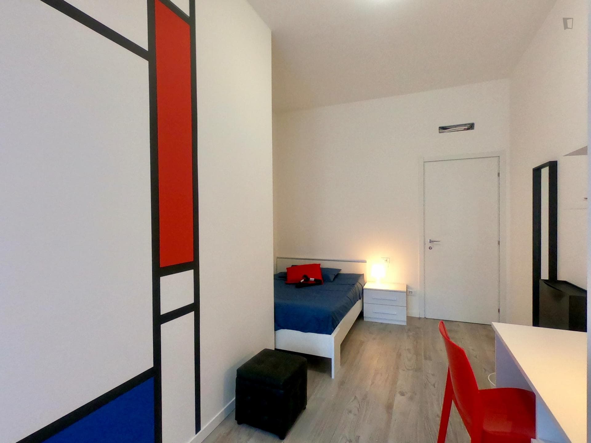 Spacious double bedroom with balcony close to Pasteur metro station photo 1