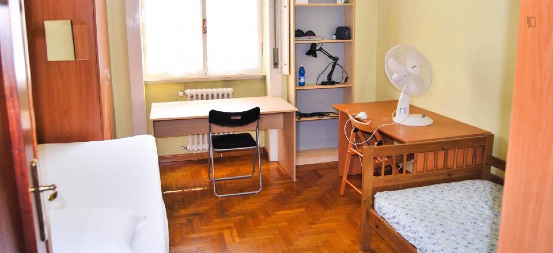 Bed in a twin bedroom, in a 3-bedroom flat near the Forlanini train station photo 1