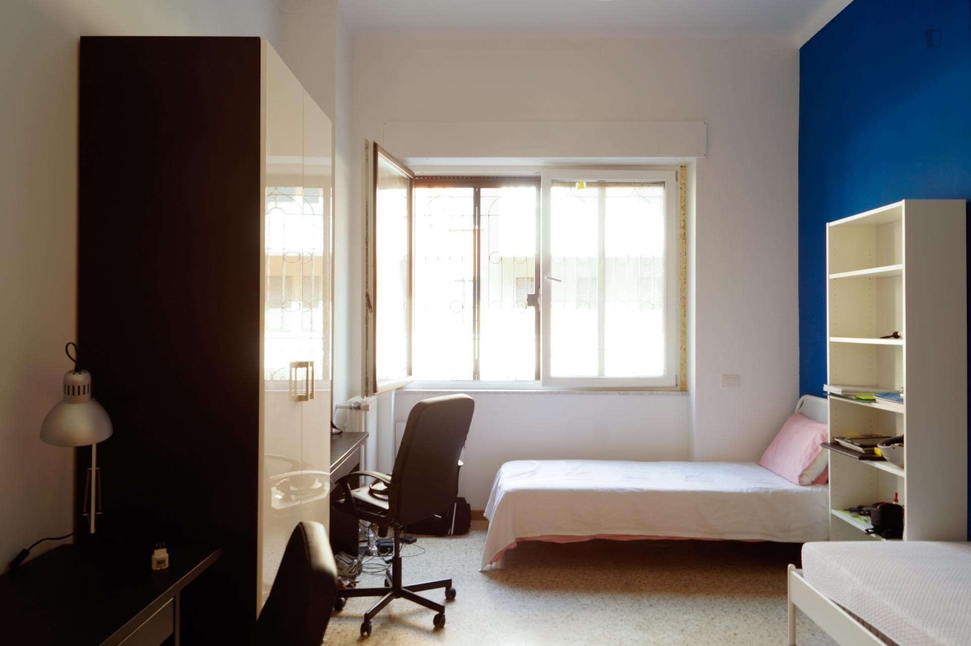 Single in multiple beds bedroom in 4-bedroom apartment photo 1
