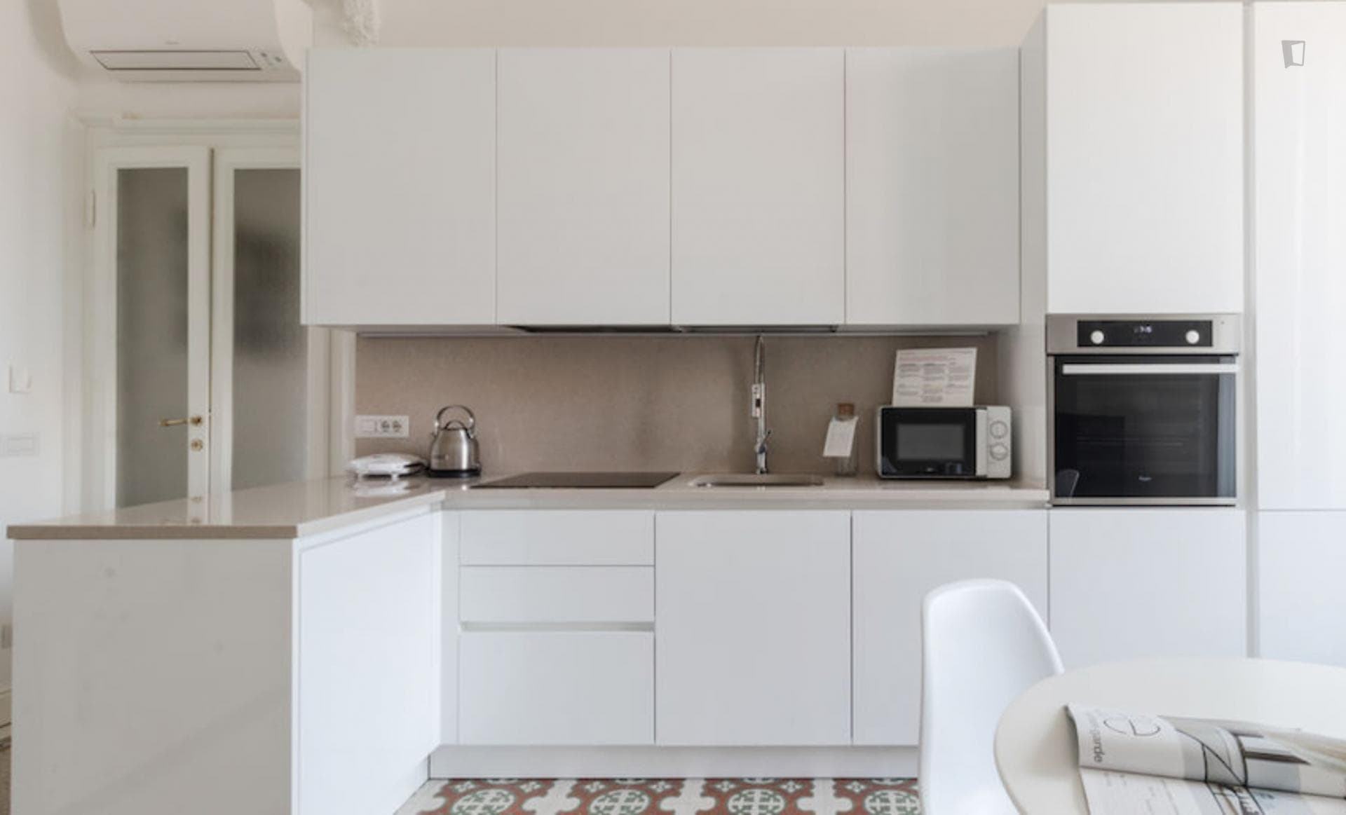 Comfy 1-bedroom apartment near Isola metro station photo 1