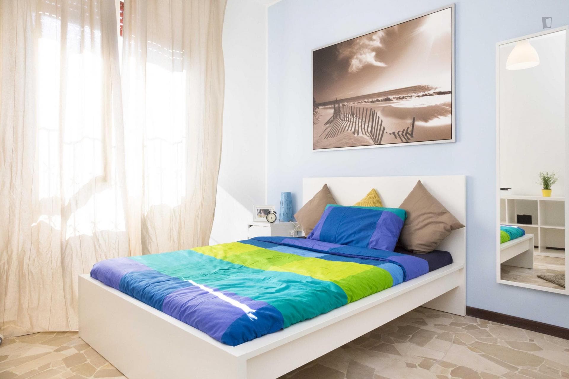 Comfortable double bedroom in a 3-bedroom apartment in Lorenteggio photo 1