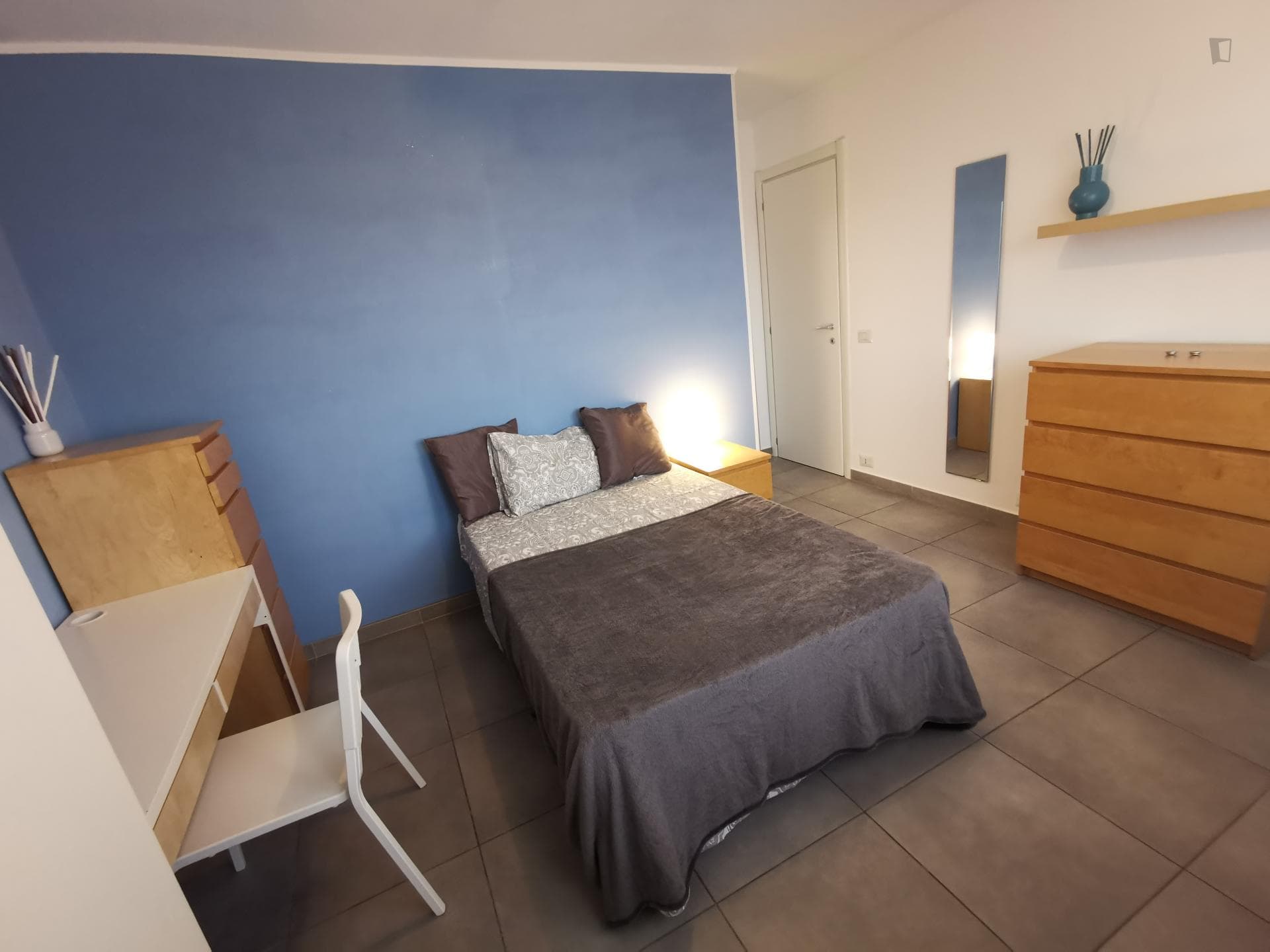 Cool single bedroom in Ponte Lungo neighbourhood photo 1