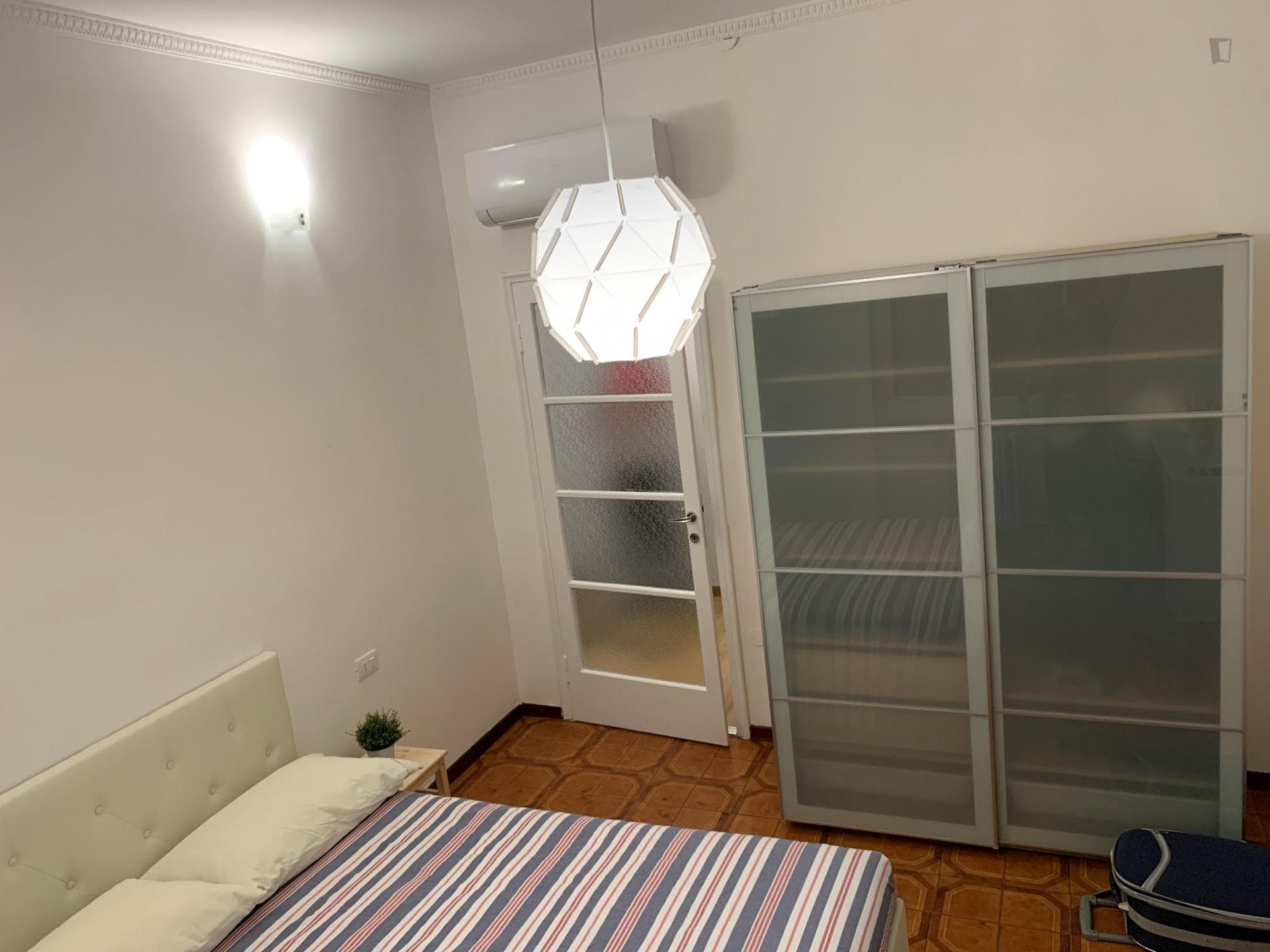 Spacious double bedroom in a renewed apartment, in Turro photo 1