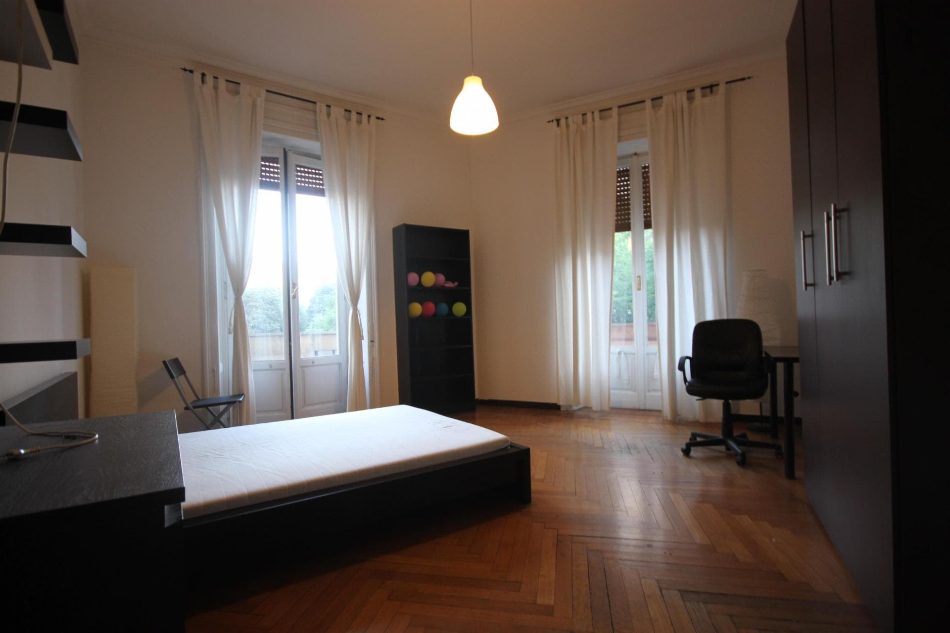 Elegant double bedroom in a 4-bedroom apartment near Giardini Pubblici Indro Montanelli photo 1