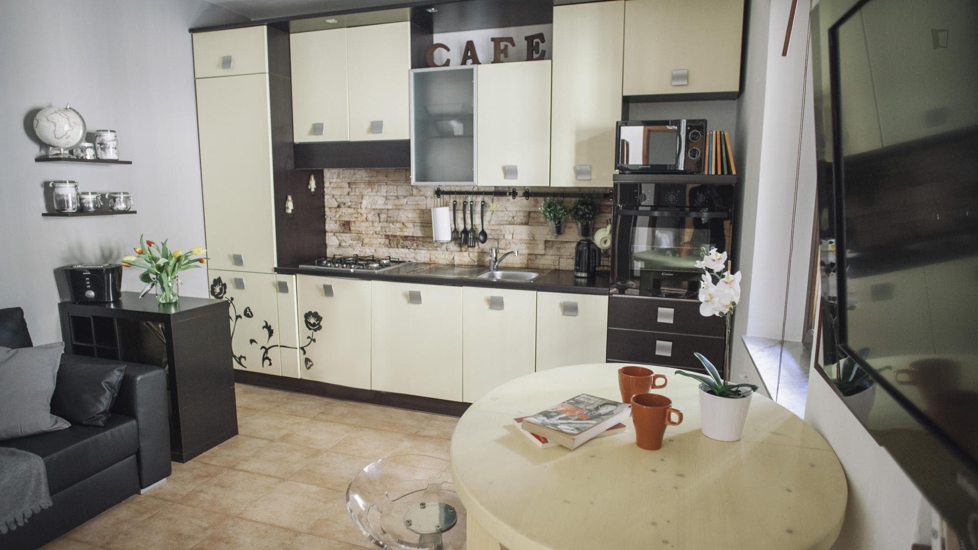 High-quality 1-bedroom flat minutes away from Università Bocconi photo 1