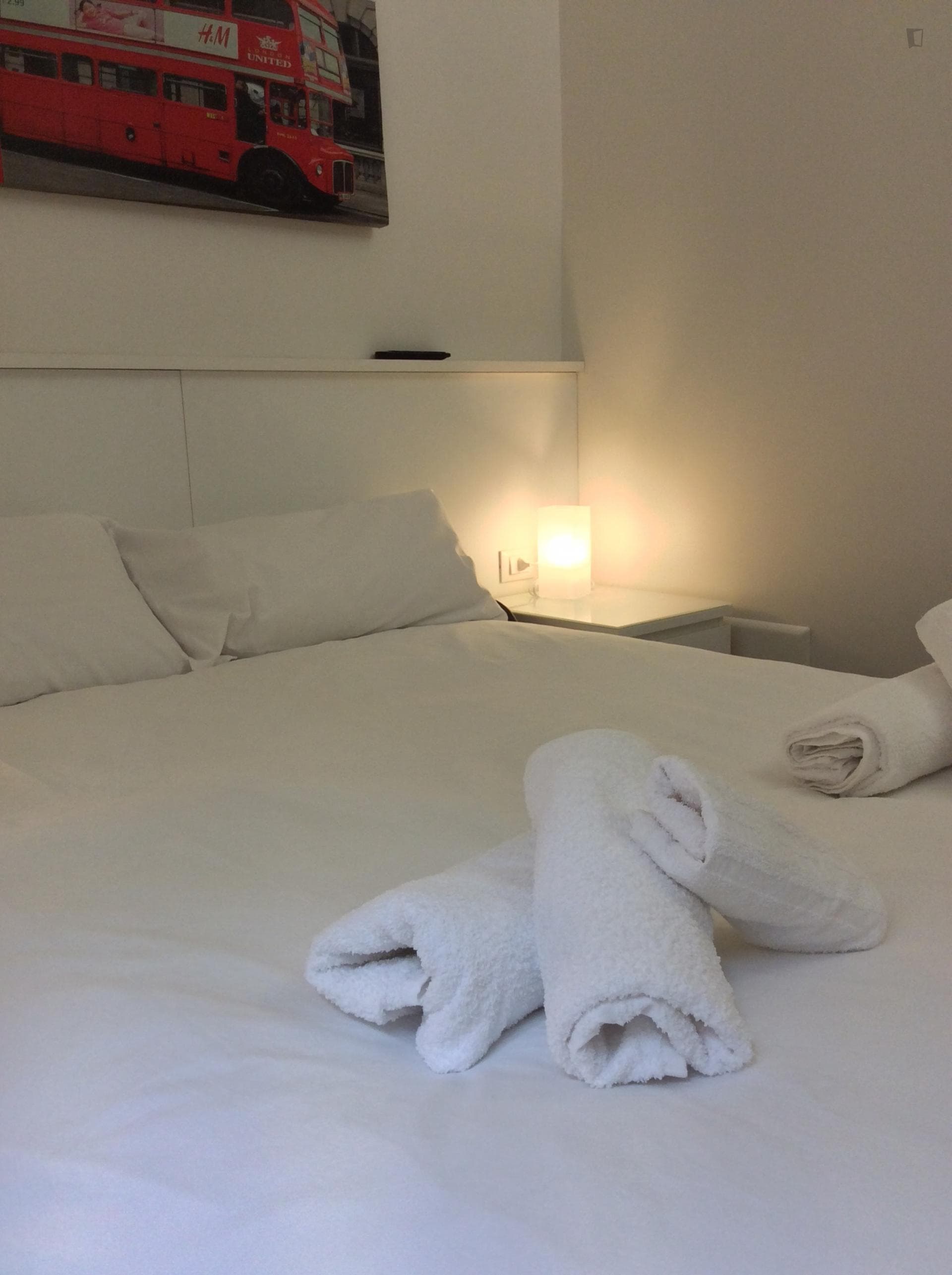 Double bedroom, with private bathroom and balcony, in 3-bedroom apartment photo 1