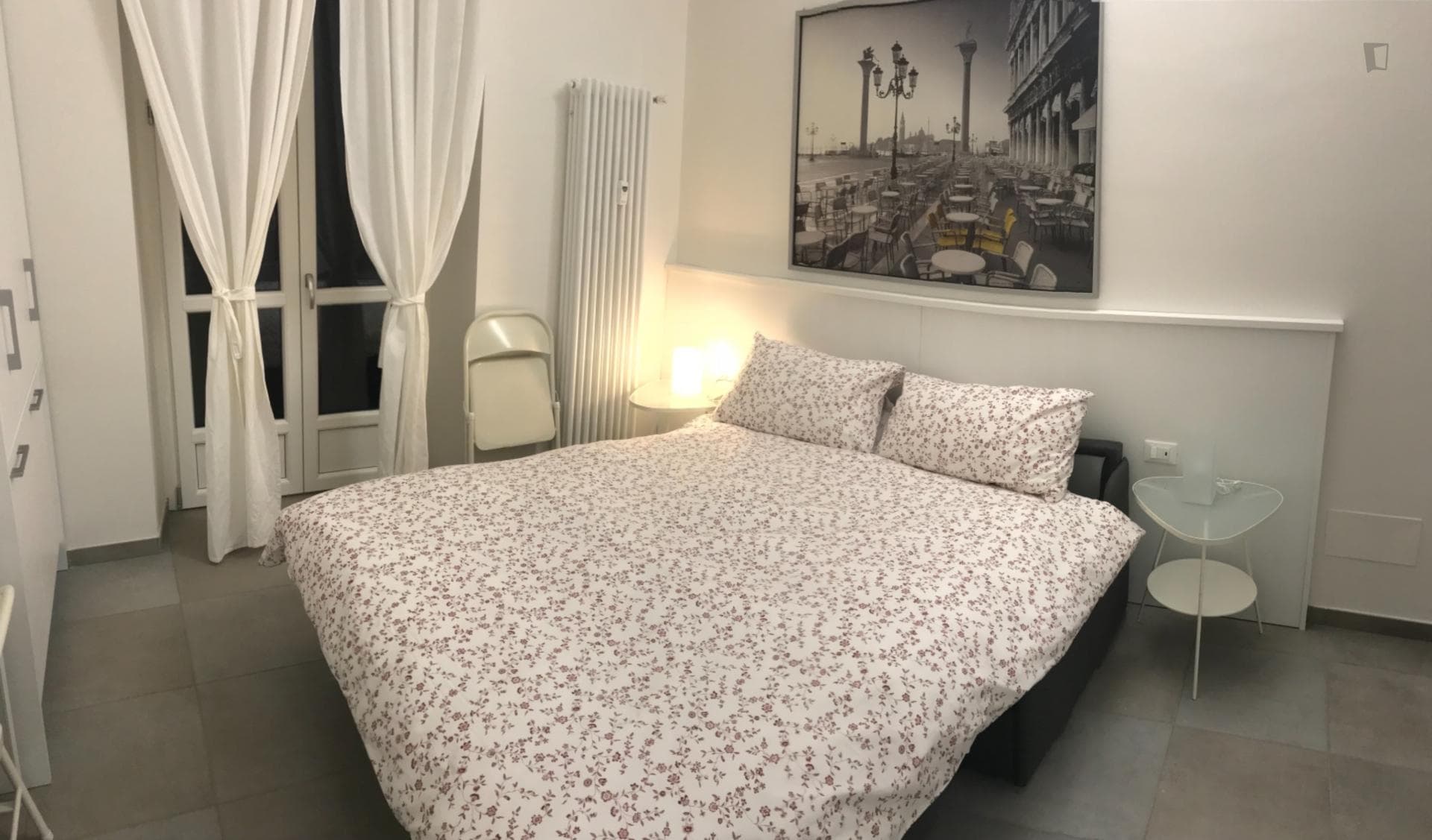 Double bedroom, with private bathroom, in 3-bedroom apartment photo 1