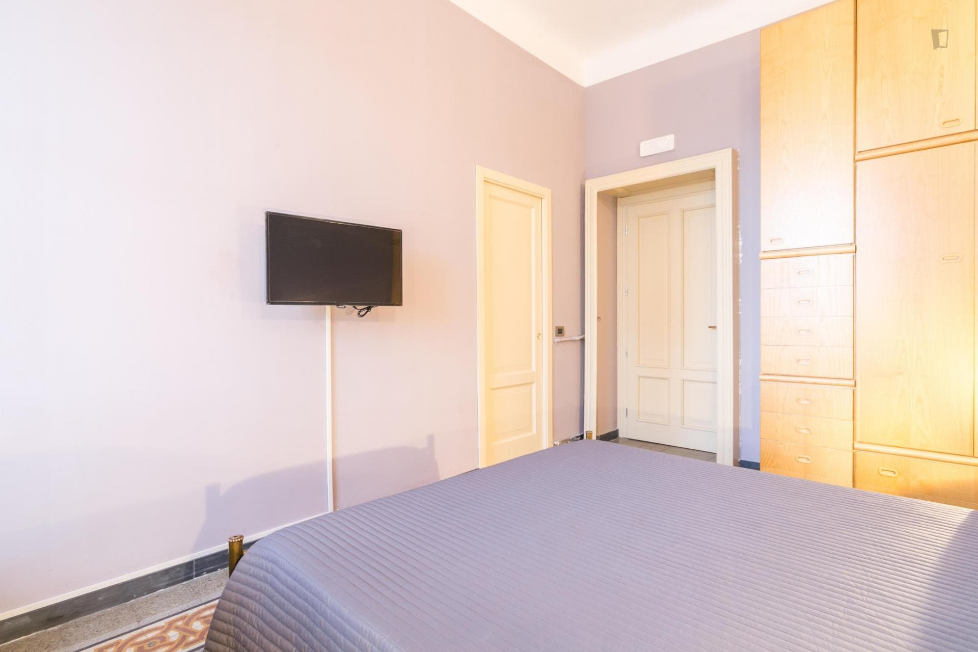 Luminous ensuite double bedroom close to Bocconi university photo 1
