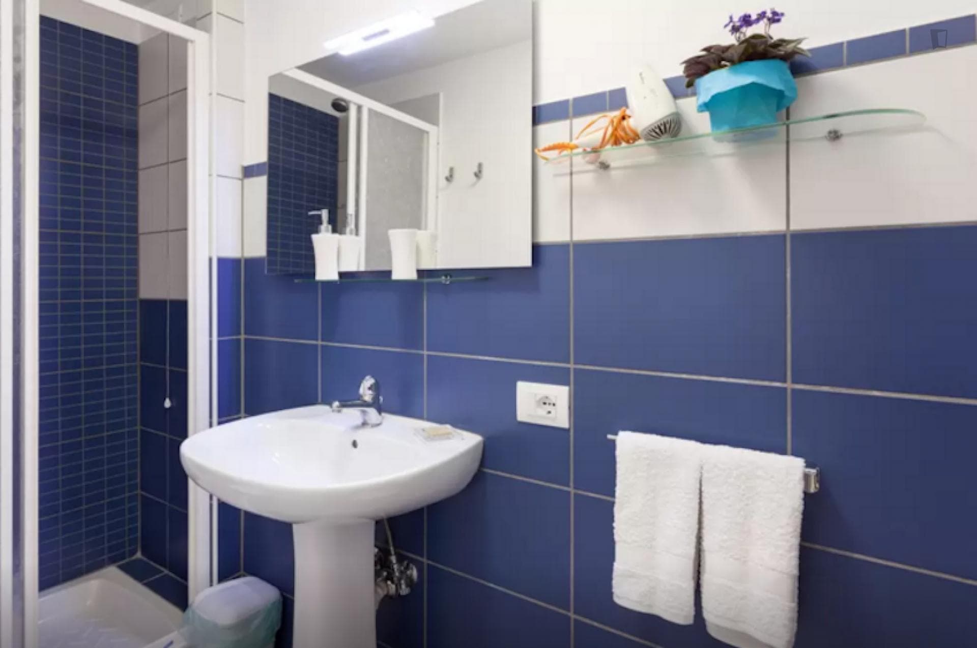 Pleasant triple ensuite bedroom close to Furio Camillo metro station photo 1